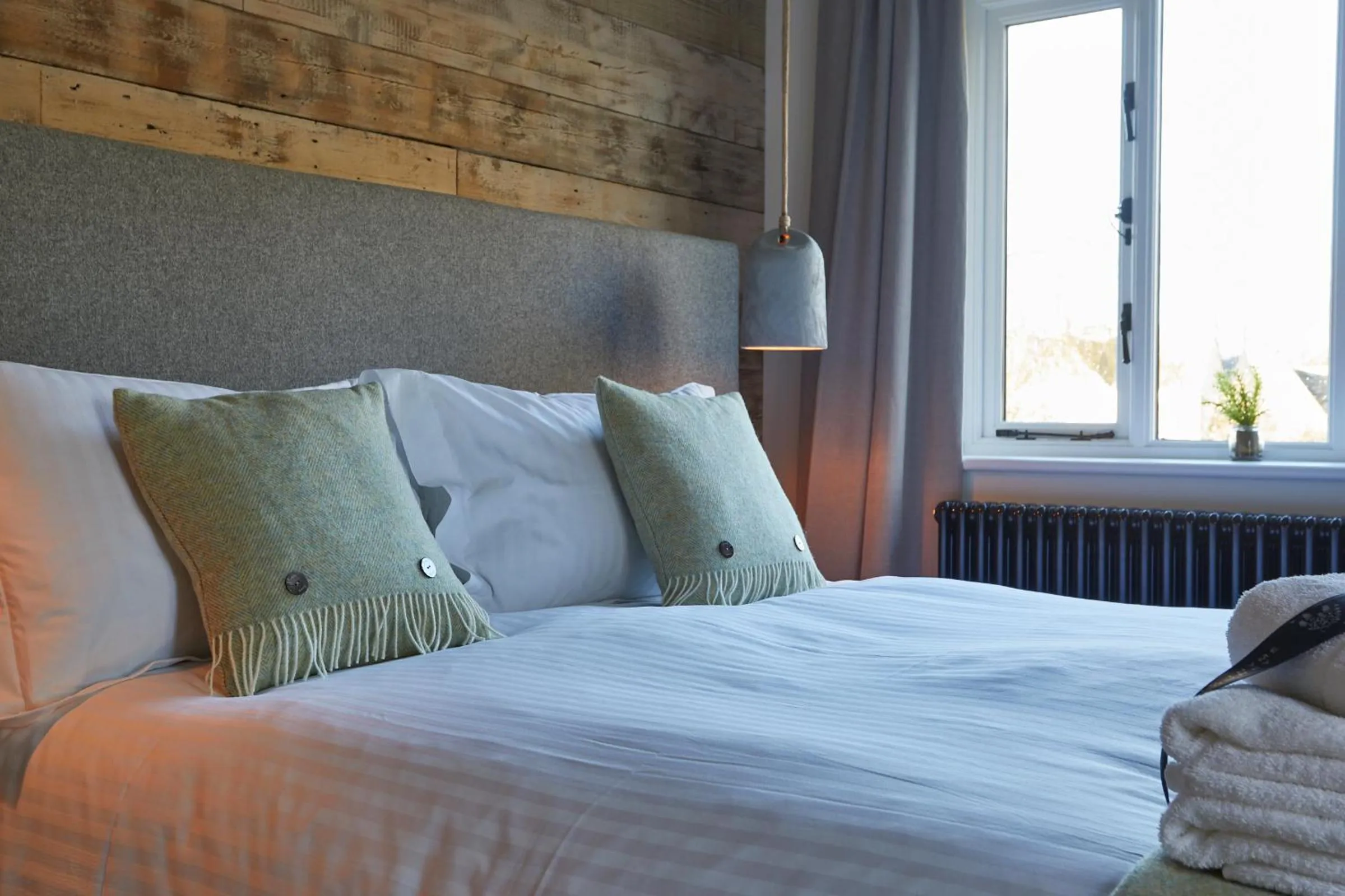 Bed in Wild Thyme & Honey - Cirencester-Cotswolds