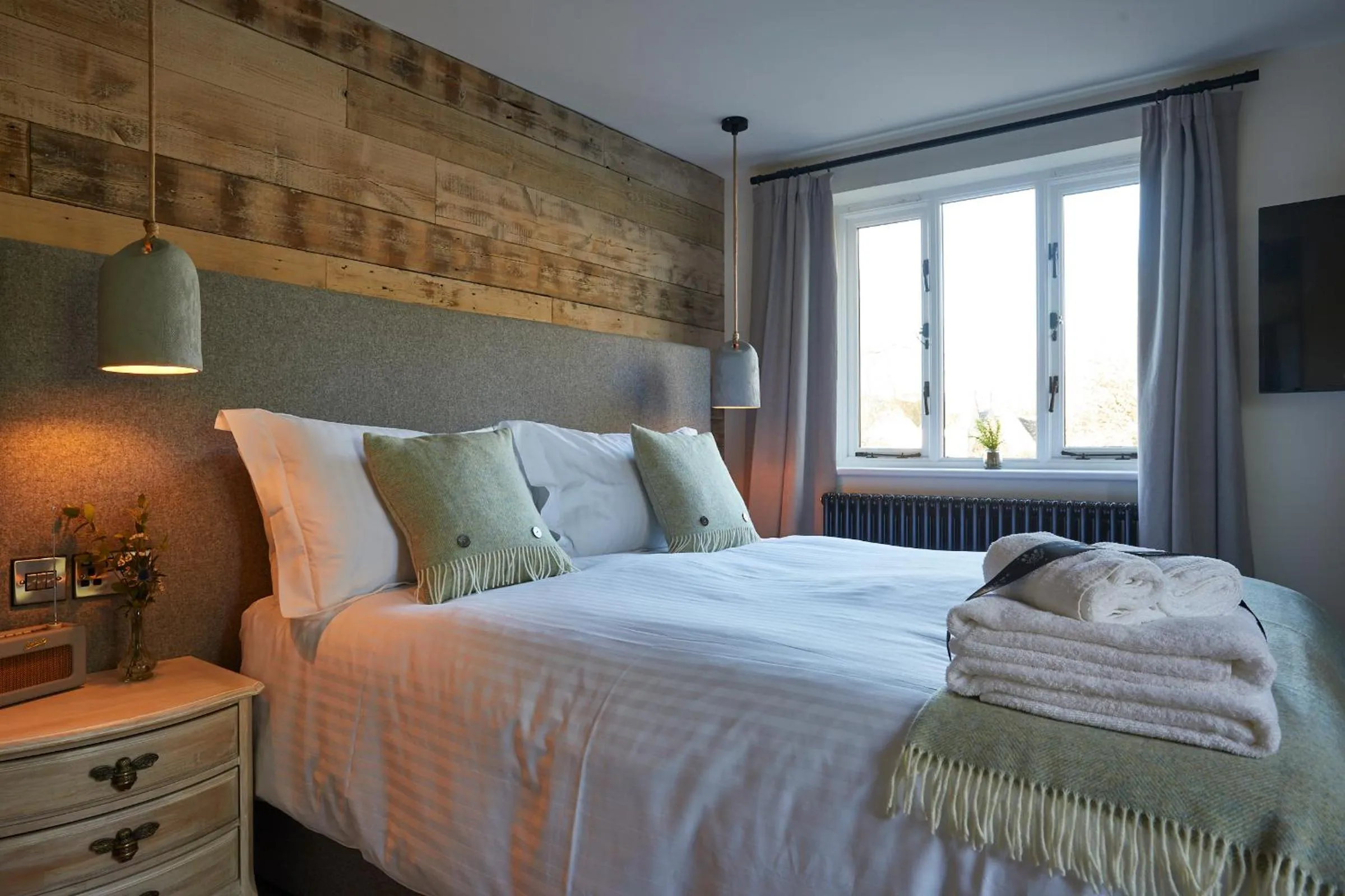 Bed in Wild Thyme & Honey - Cirencester-Cotswolds