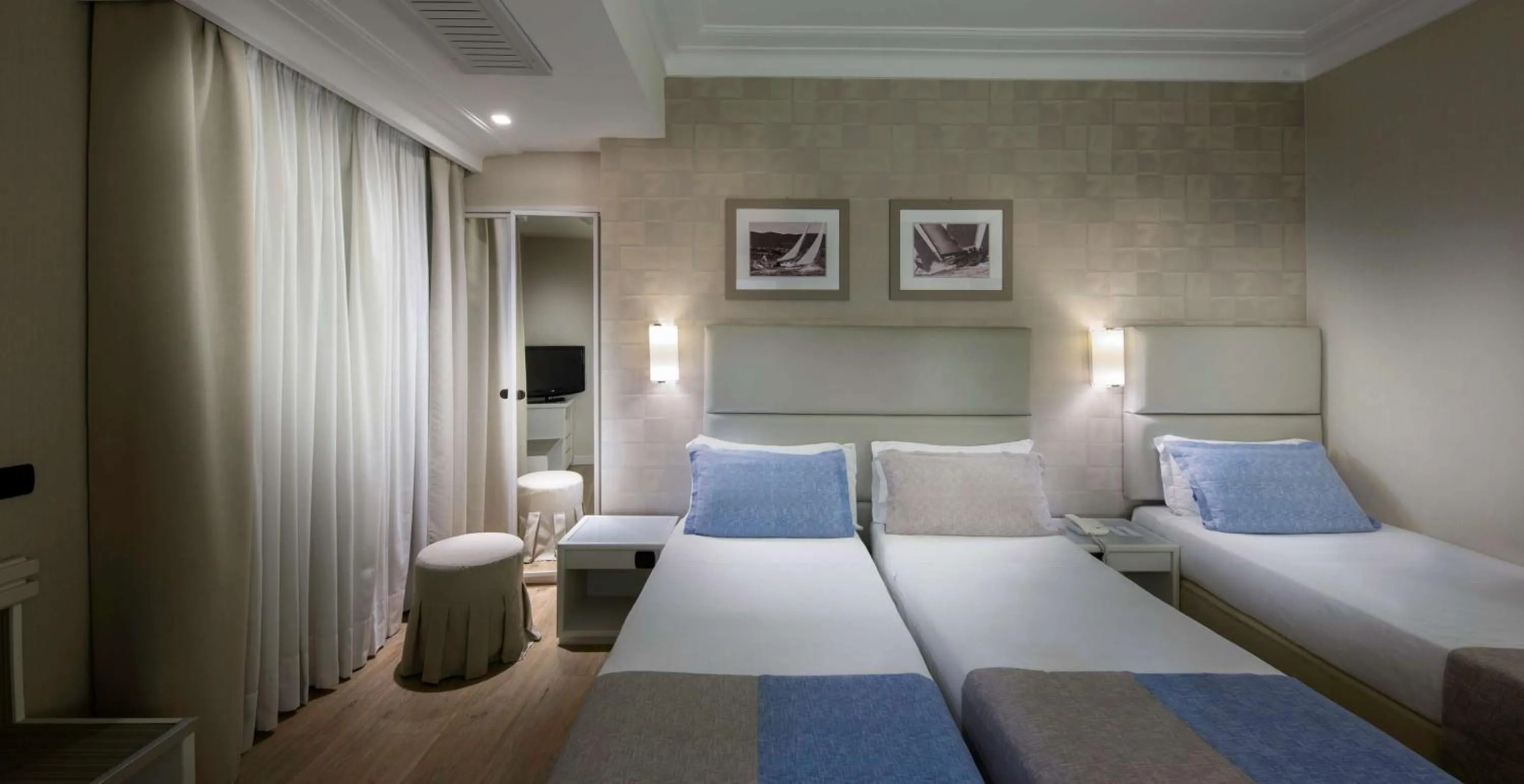 Bathroom, Bed in BW Signature Collection Hotel Paradiso