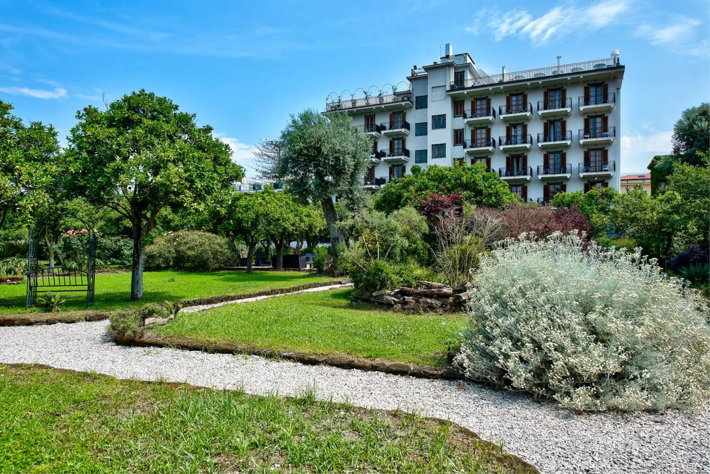 Garden in Majestic Palace Hotel