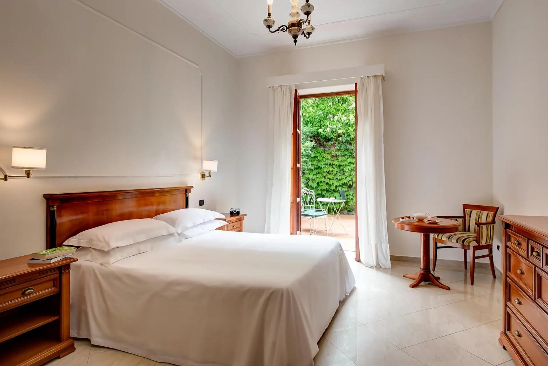 Bed in Majestic Palace Hotel