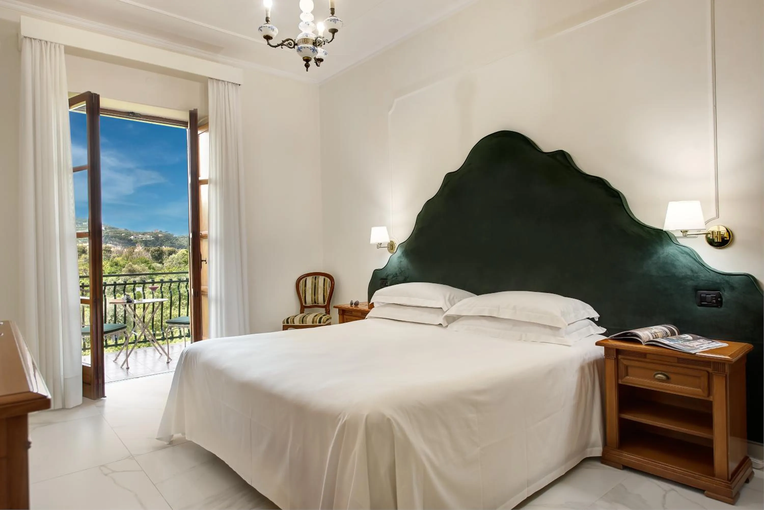 Photo of the whole room, Bed in Majestic Palace Hotel