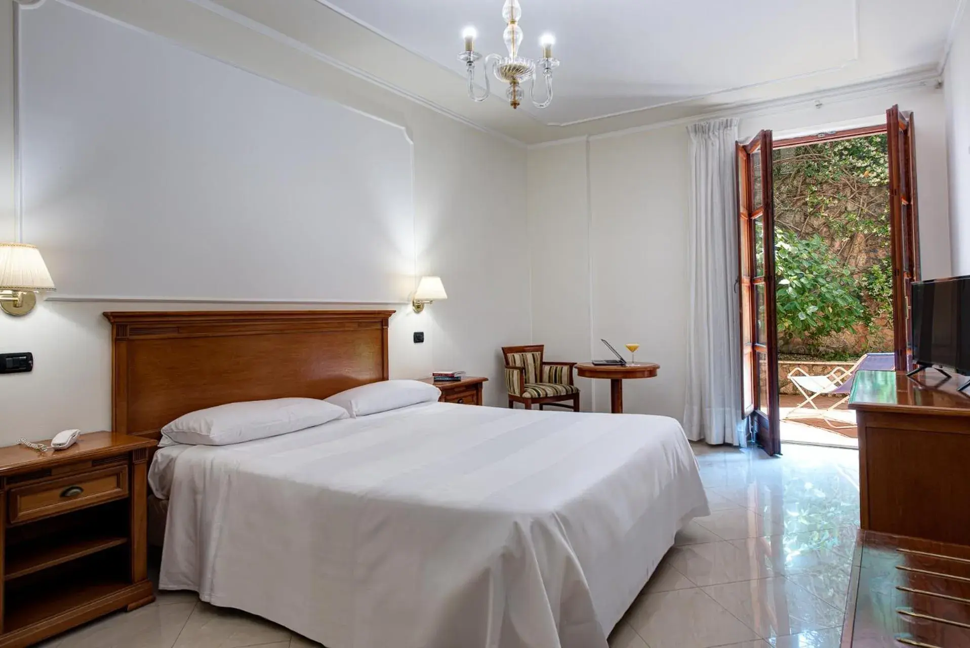 Balcony/Terrace, Bed in Majestic Palace Hotel Balcony/Terrace, Bed in Majestic Palace Hotel