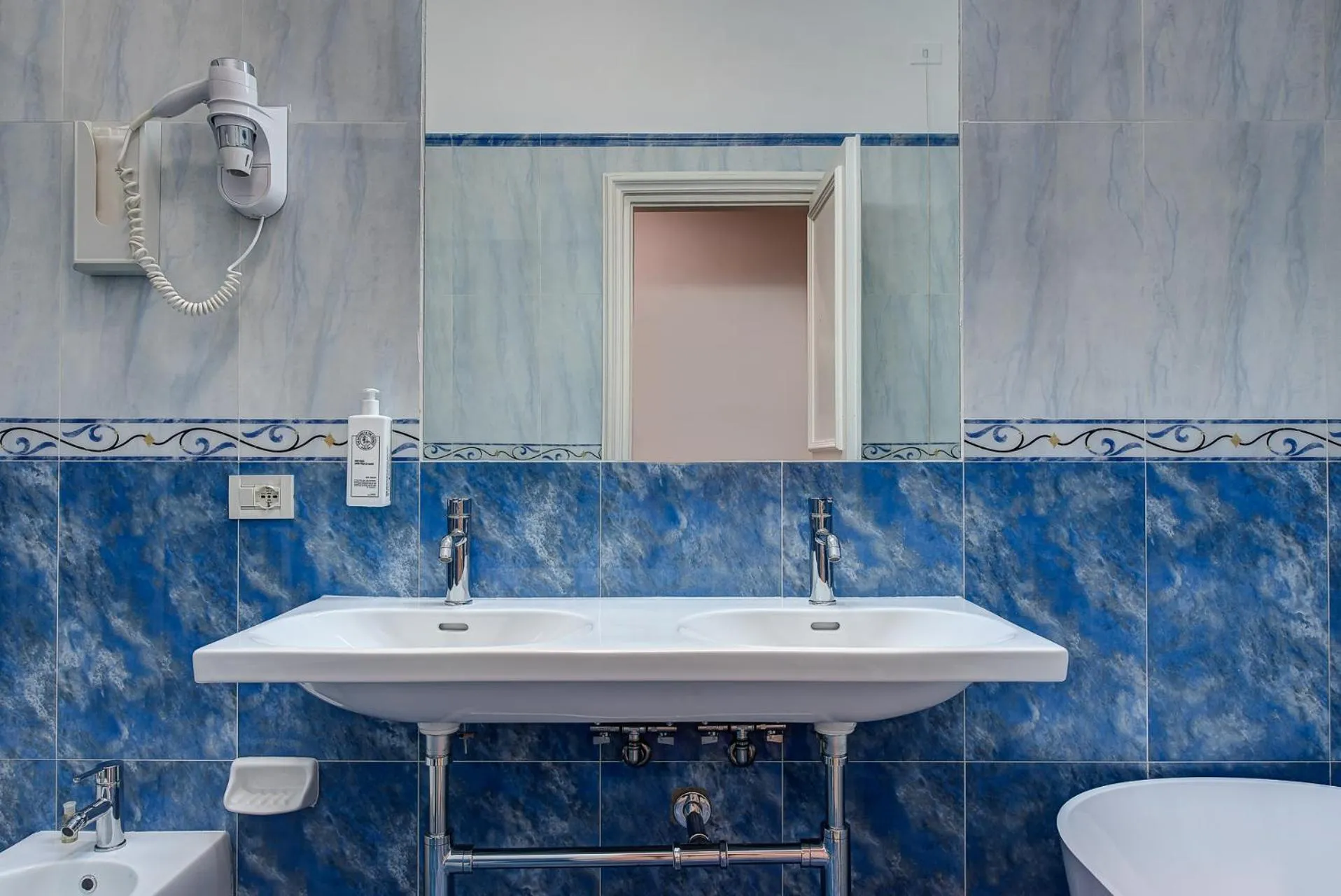 Toilet in Majestic Palace Hotel