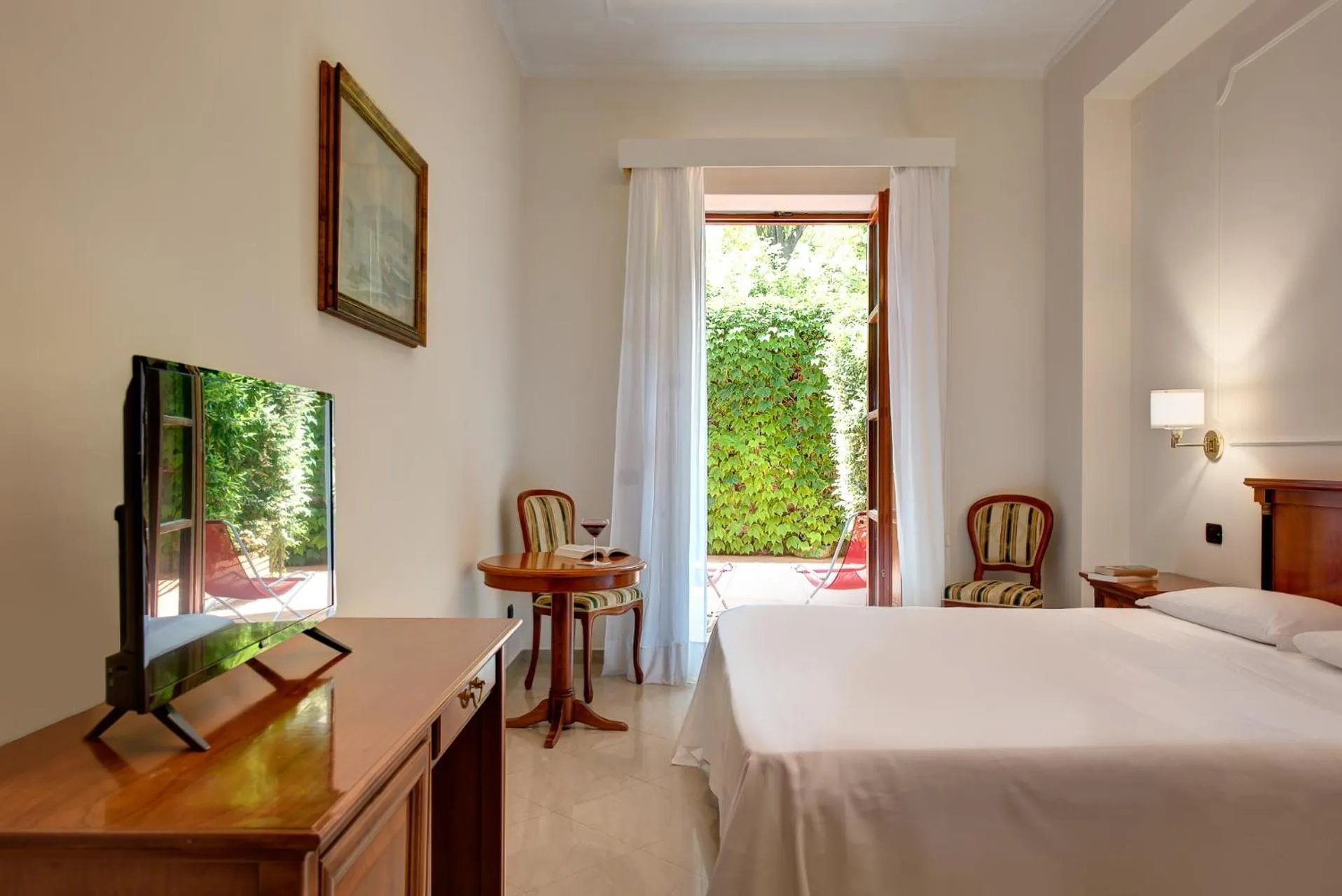 Bed in Majestic Palace Hotel