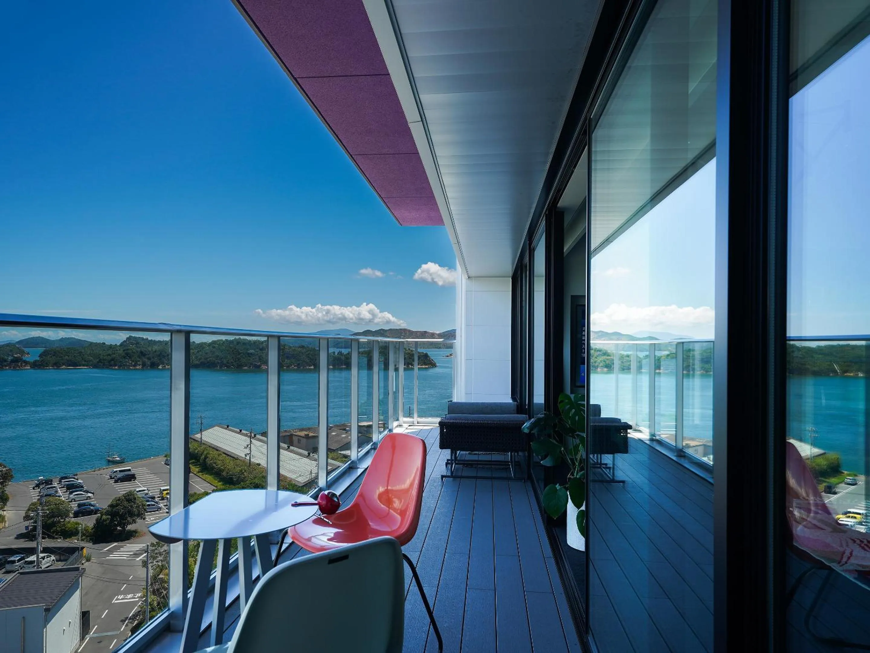 Balcony/Terrace in SETOUCHI KEIRIN HOTEL 10 by Onko Chishin