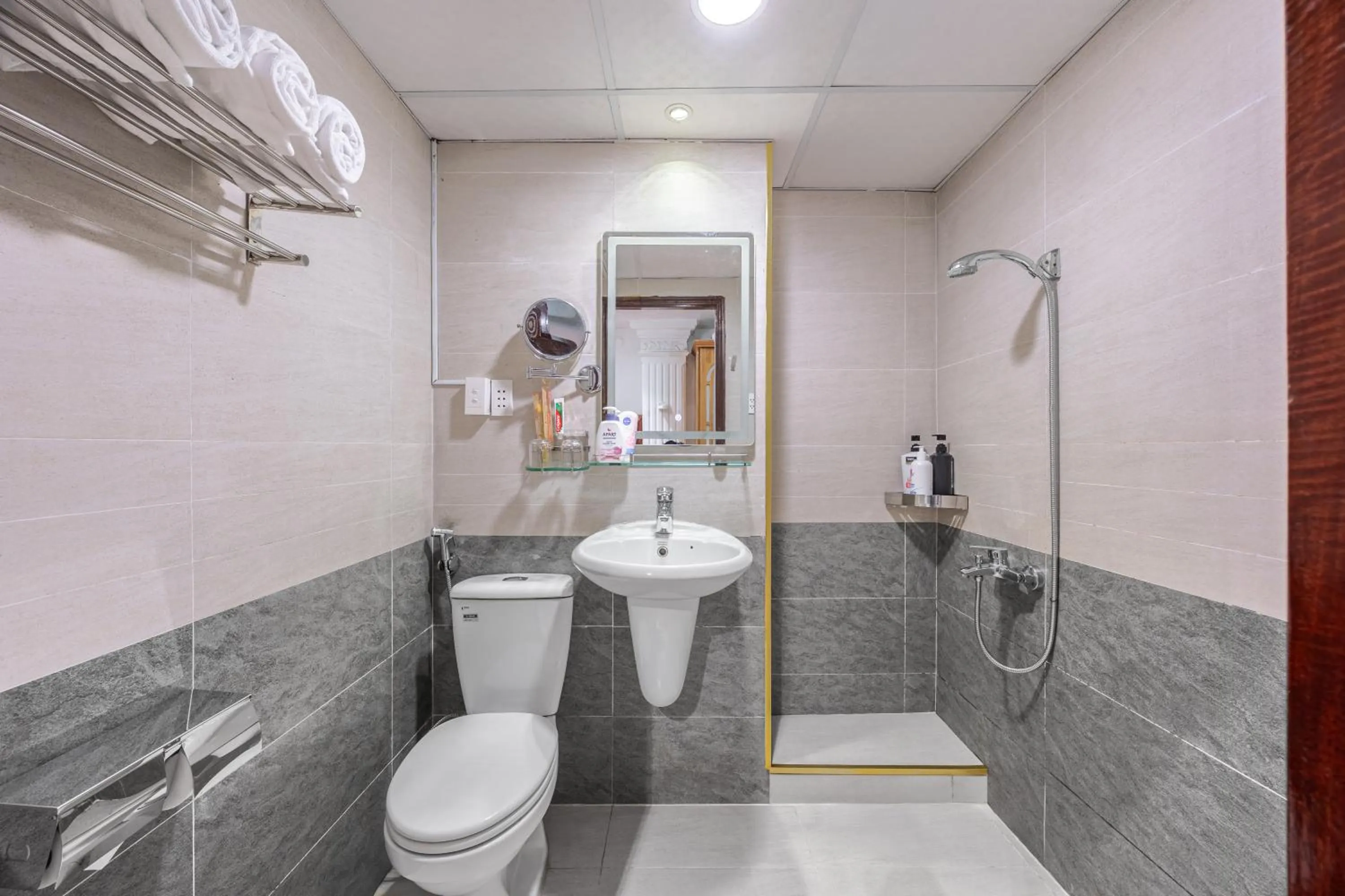 Shower in A25 Hotel - 167 Phạm Ngũ Lão