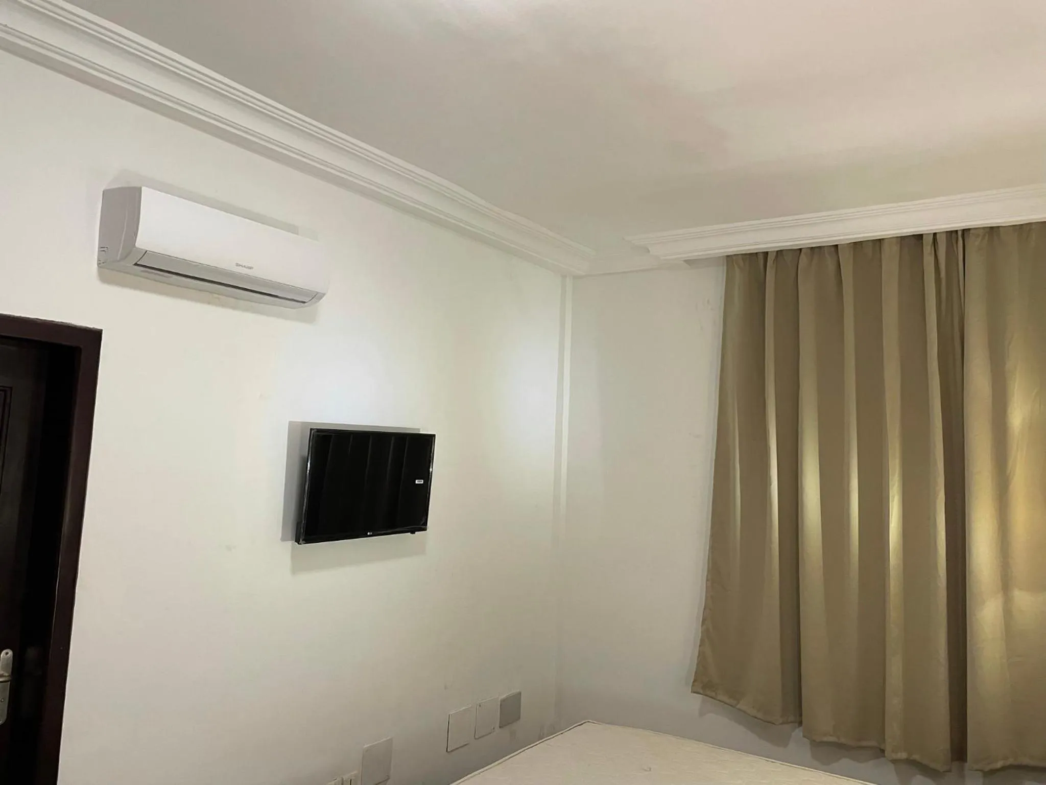 TV and multimedia, Bed in HOTEL LES ARCADES