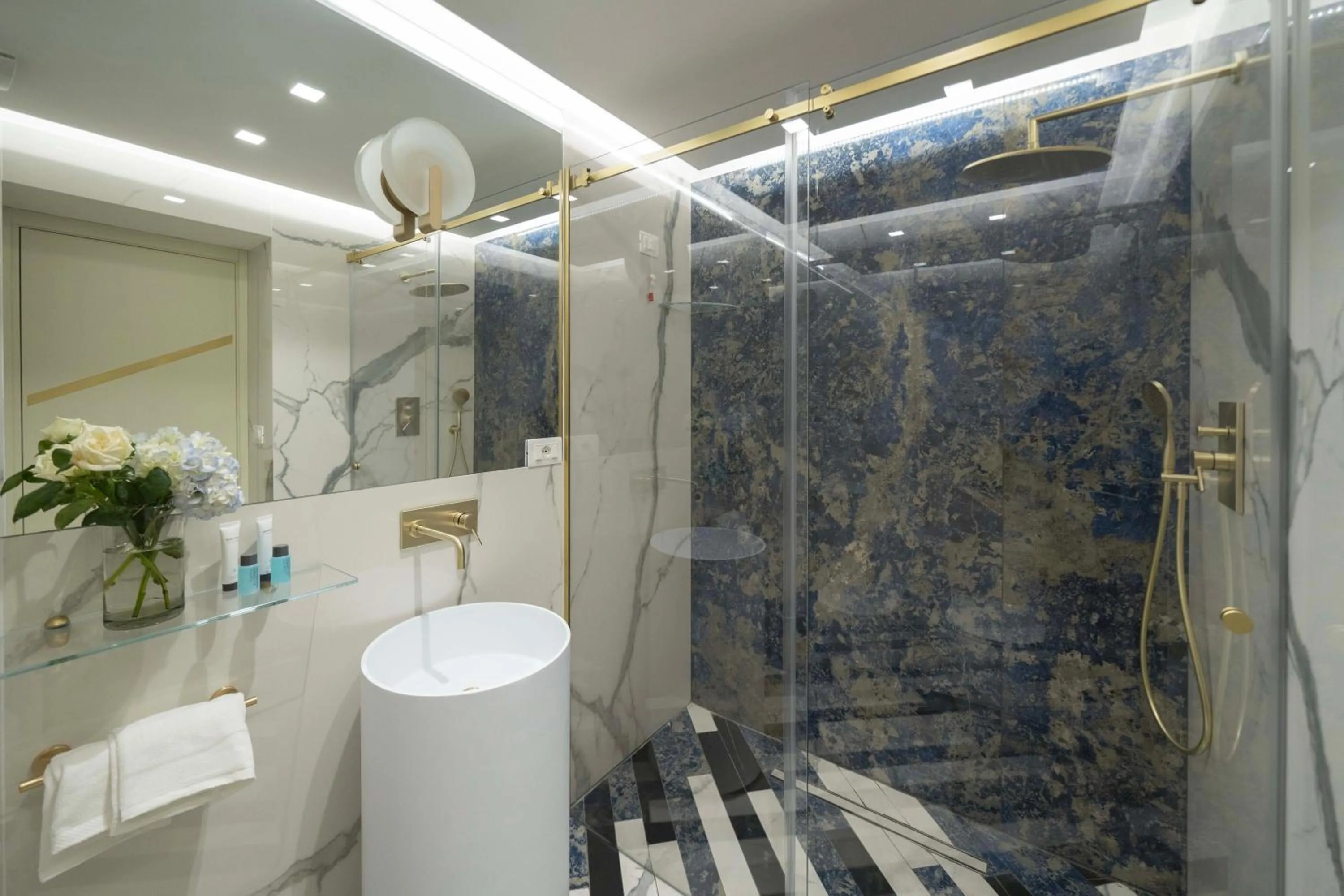 Shower in Hotel Cala Moresca