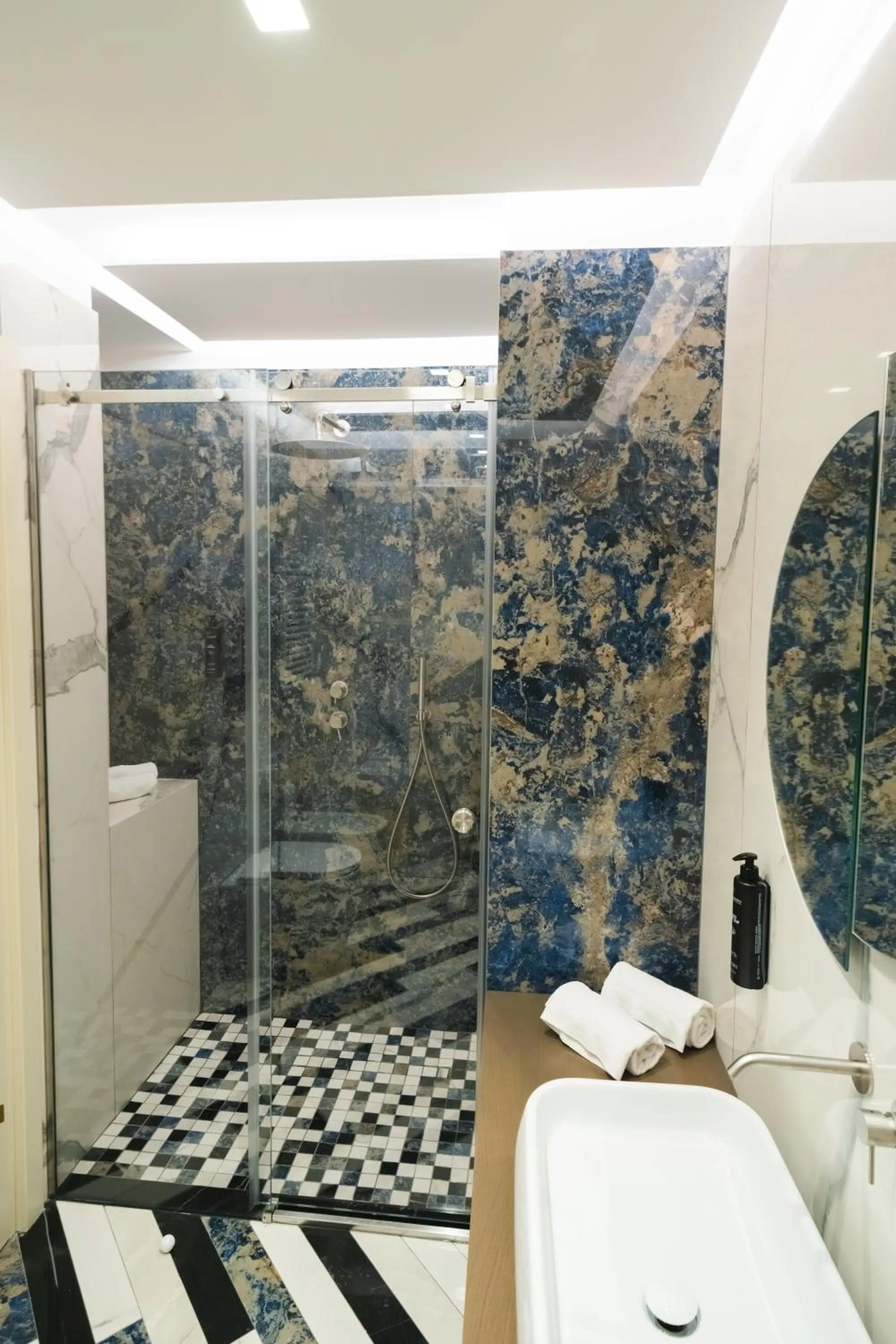 Shower in Hotel Cala Moresca