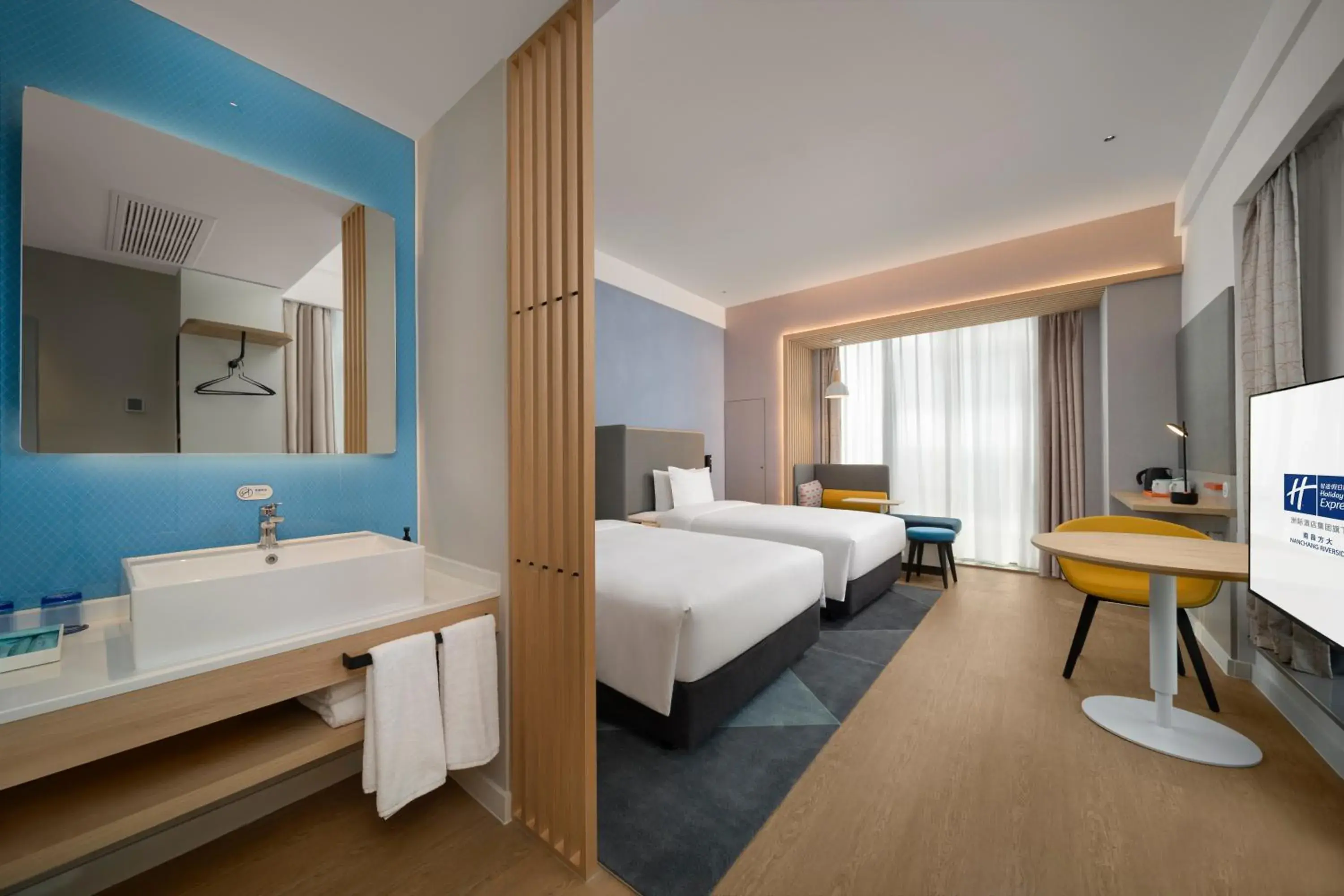 Photo of the whole room, Bed in Holiday Inn Express Nanchang Riverside by IHG Photo of the whole room, Bed in Holiday Inn Express Nanchang Riverside by IHG