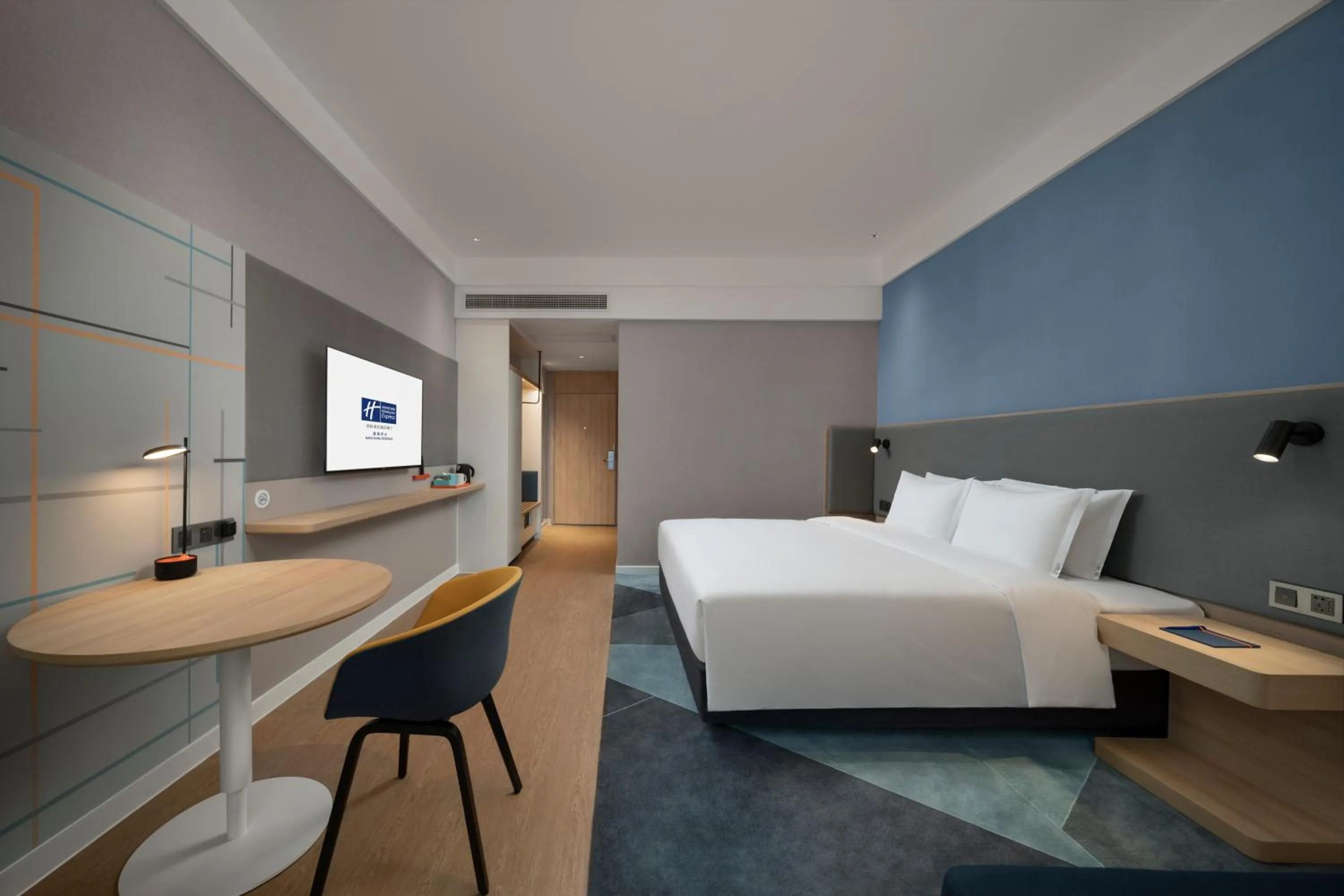 Photo of the whole room, Bed in Holiday Inn Express Nanchang Riverside by IHG