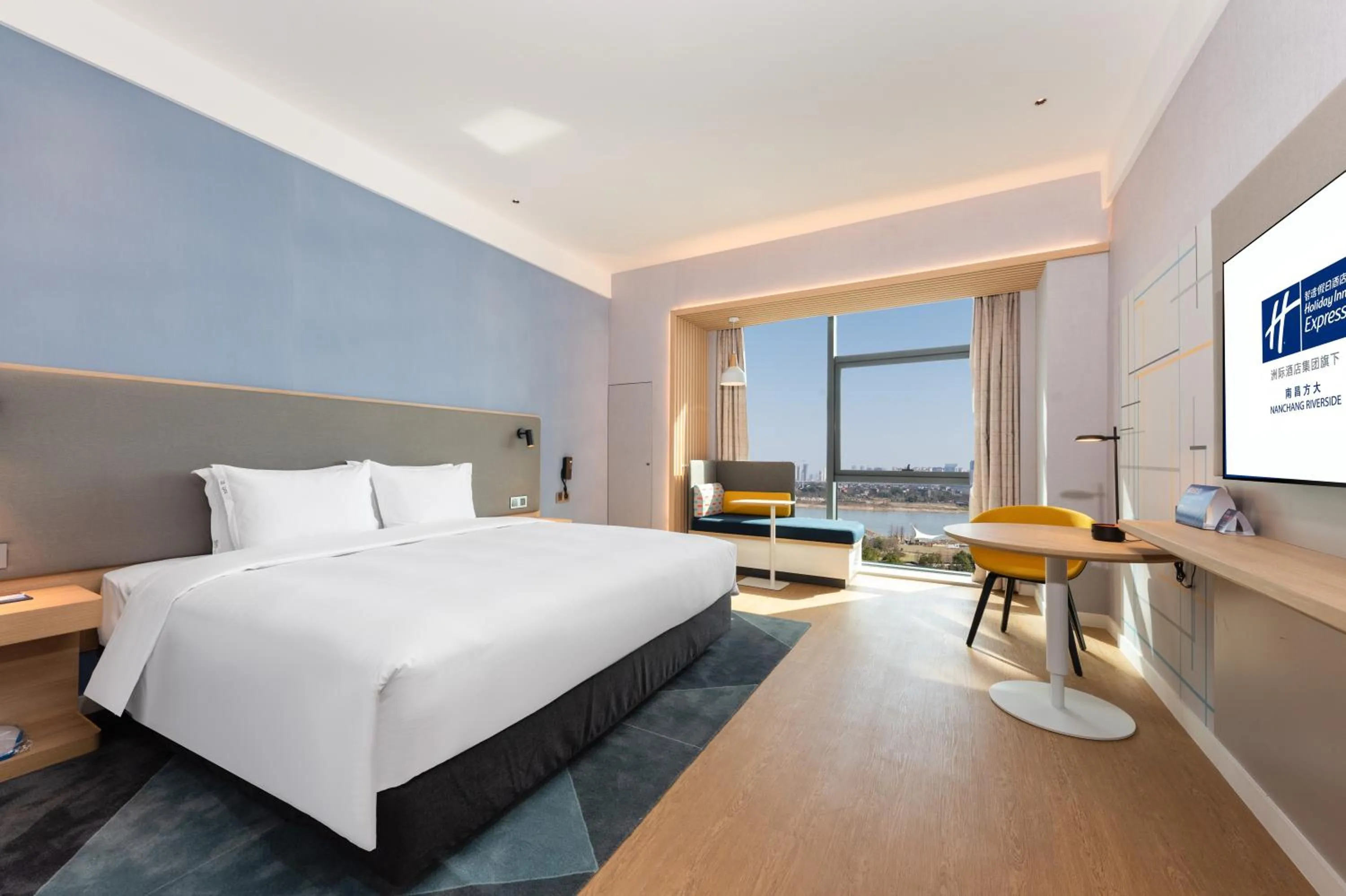 Photo of the whole room, Bed in Holiday Inn Express Nanchang Riverside by IHG