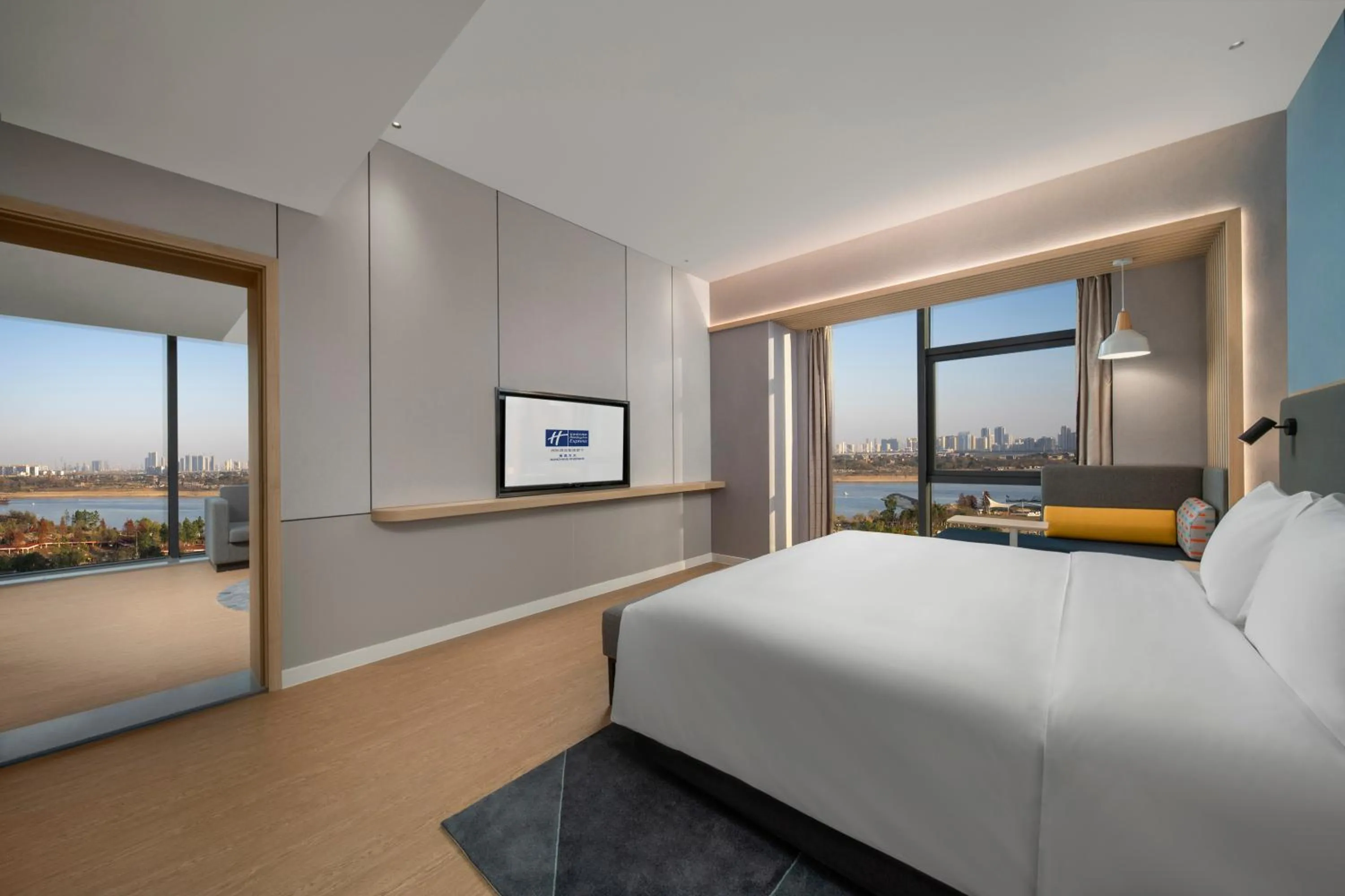 Photo of the whole room, Bed in Holiday Inn Express Nanchang Riverside by IHG