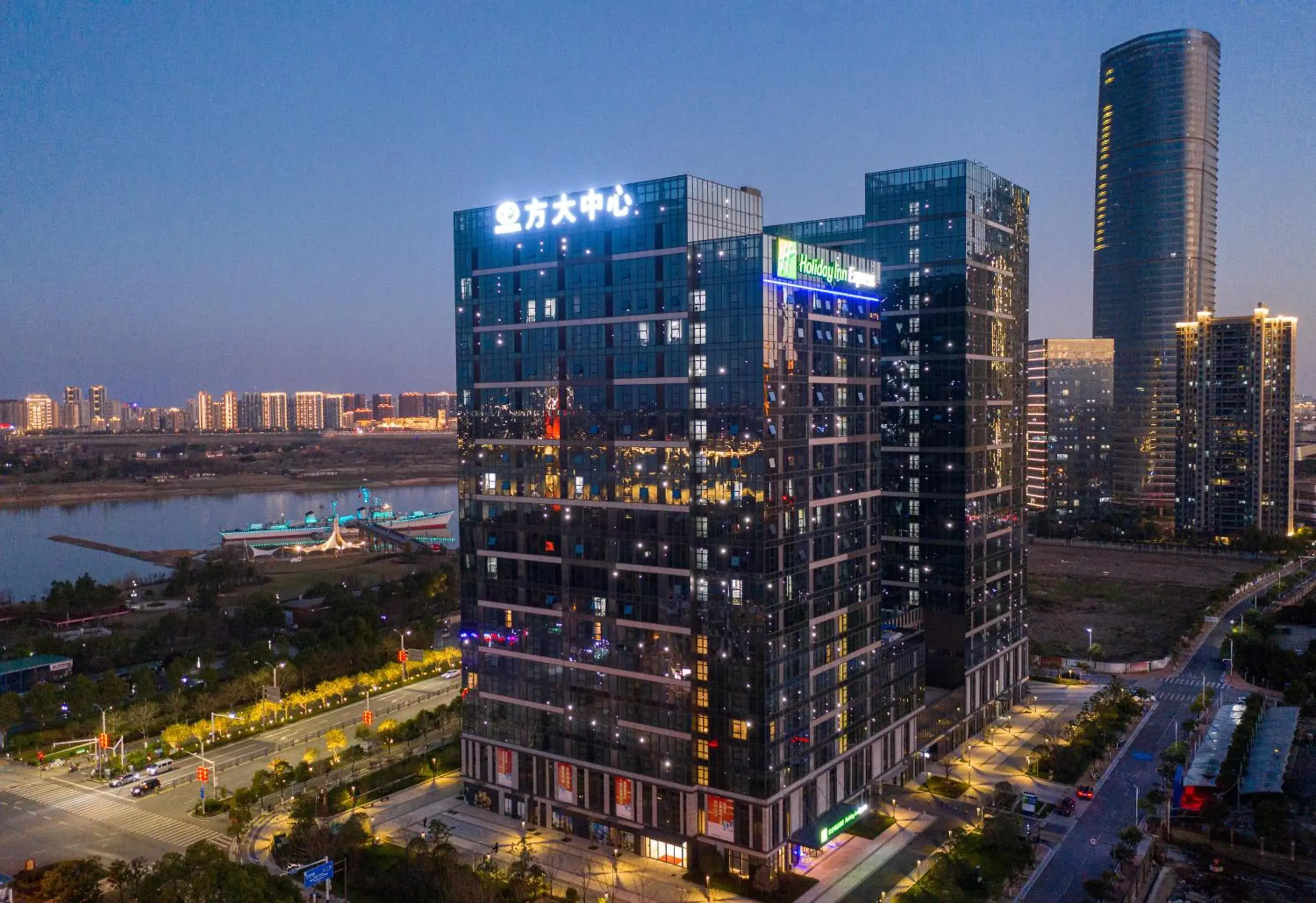 Property building in Holiday Inn Express Nanchang Riverside by IHG Property building in Holiday Inn Express Nanchang Riverside by IHG