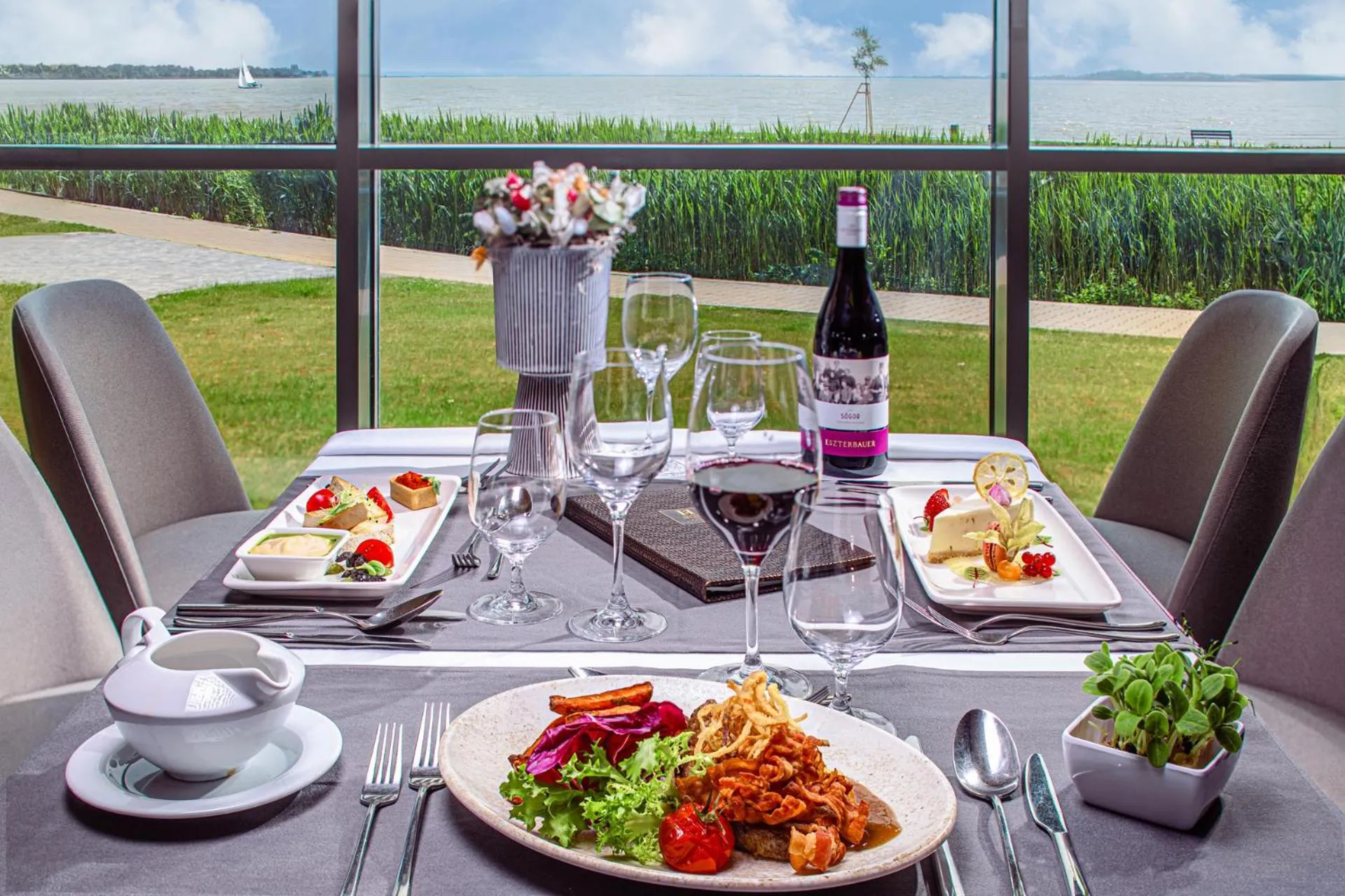 Restaurant/places to eat in Hotel Helikon, Keszthely