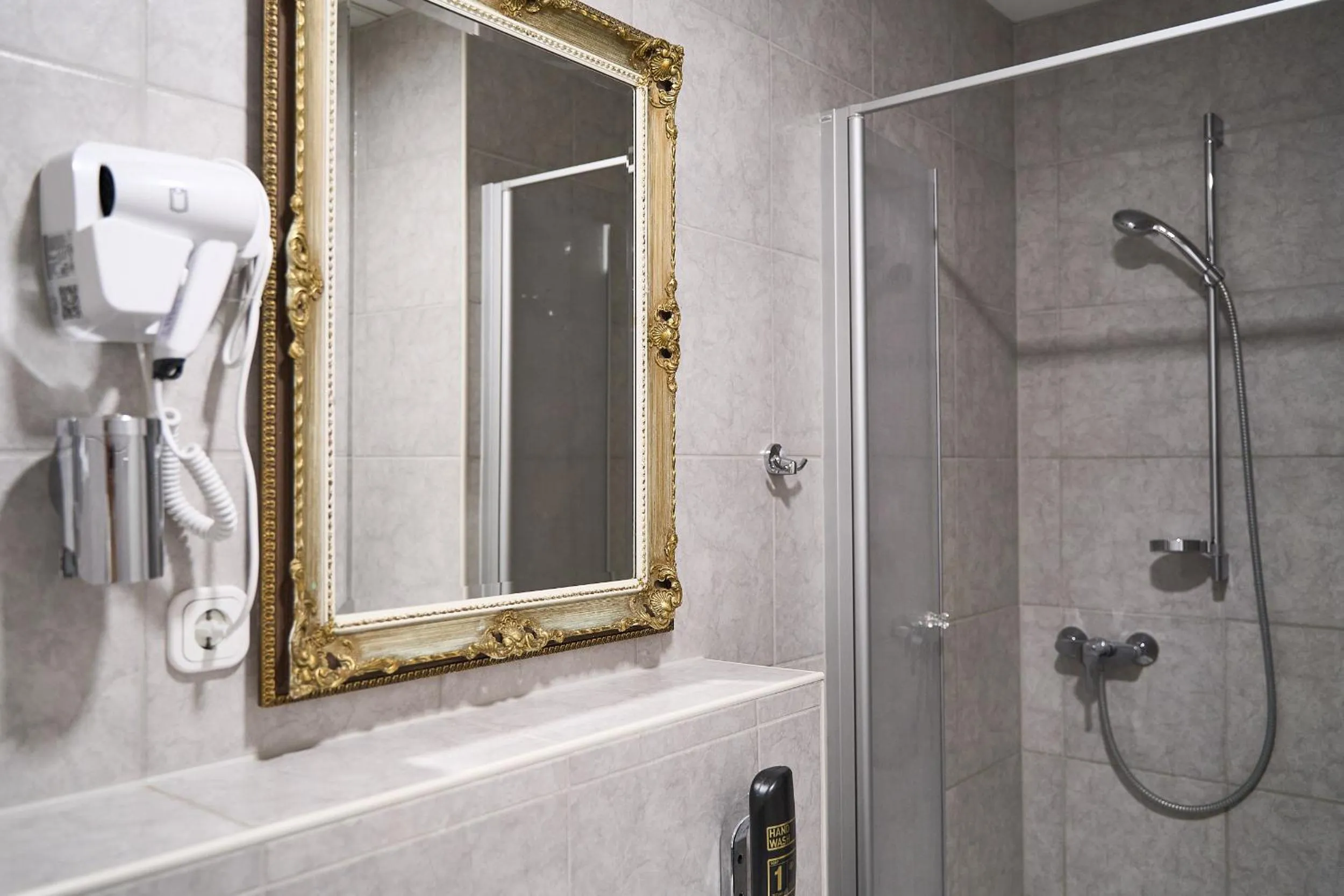 Shower in Hotel Maximo