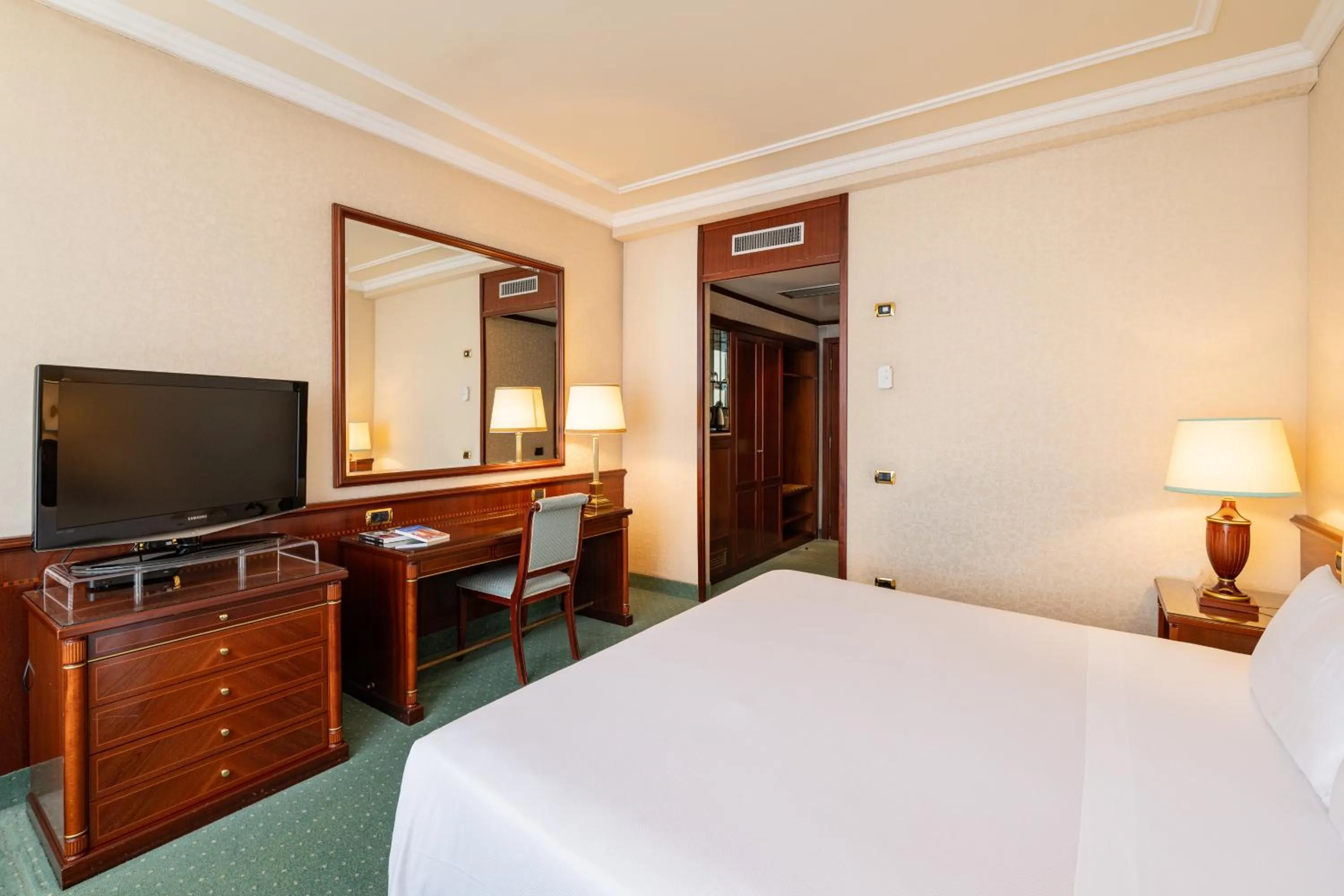 Bedroom, Bed in Royal Hotel Carlton