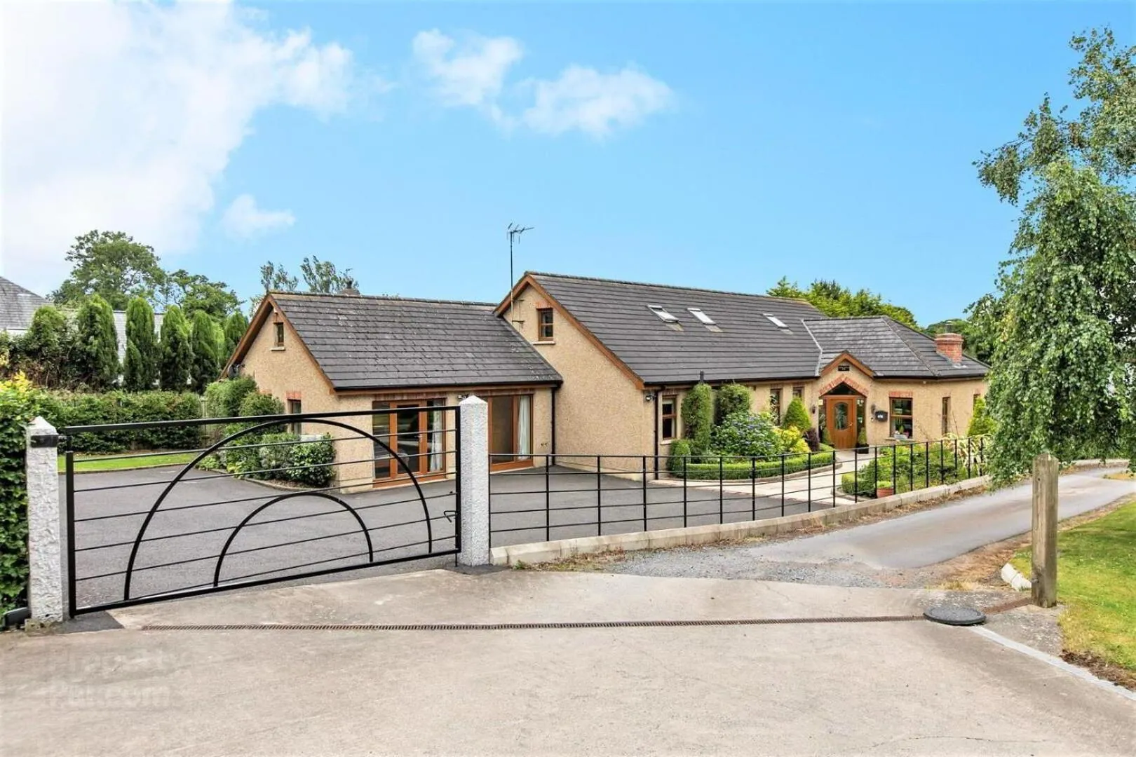 Property building in Dunhill Cottage B&B