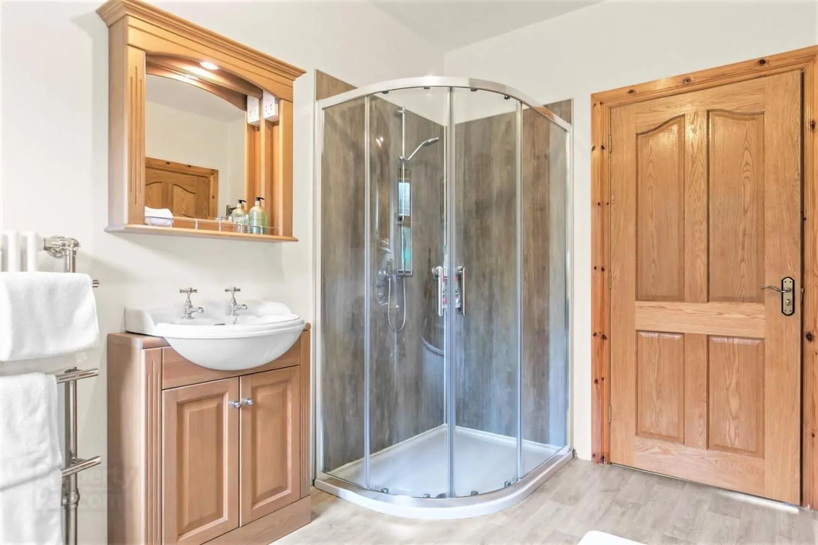 Bathroom in Dunhill Cottage B&B