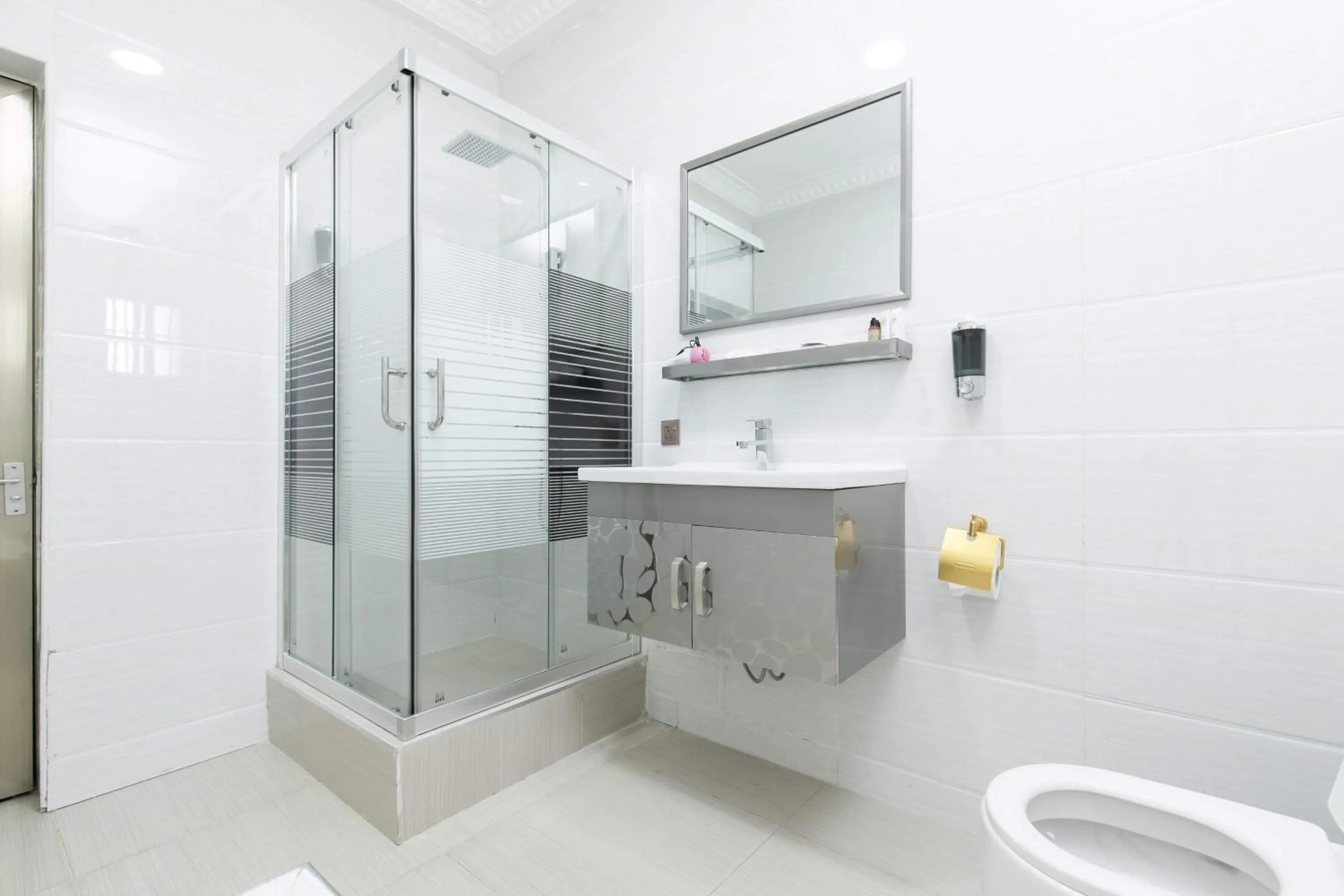 Hot Tub in Amazing Grace Hotel & Suites