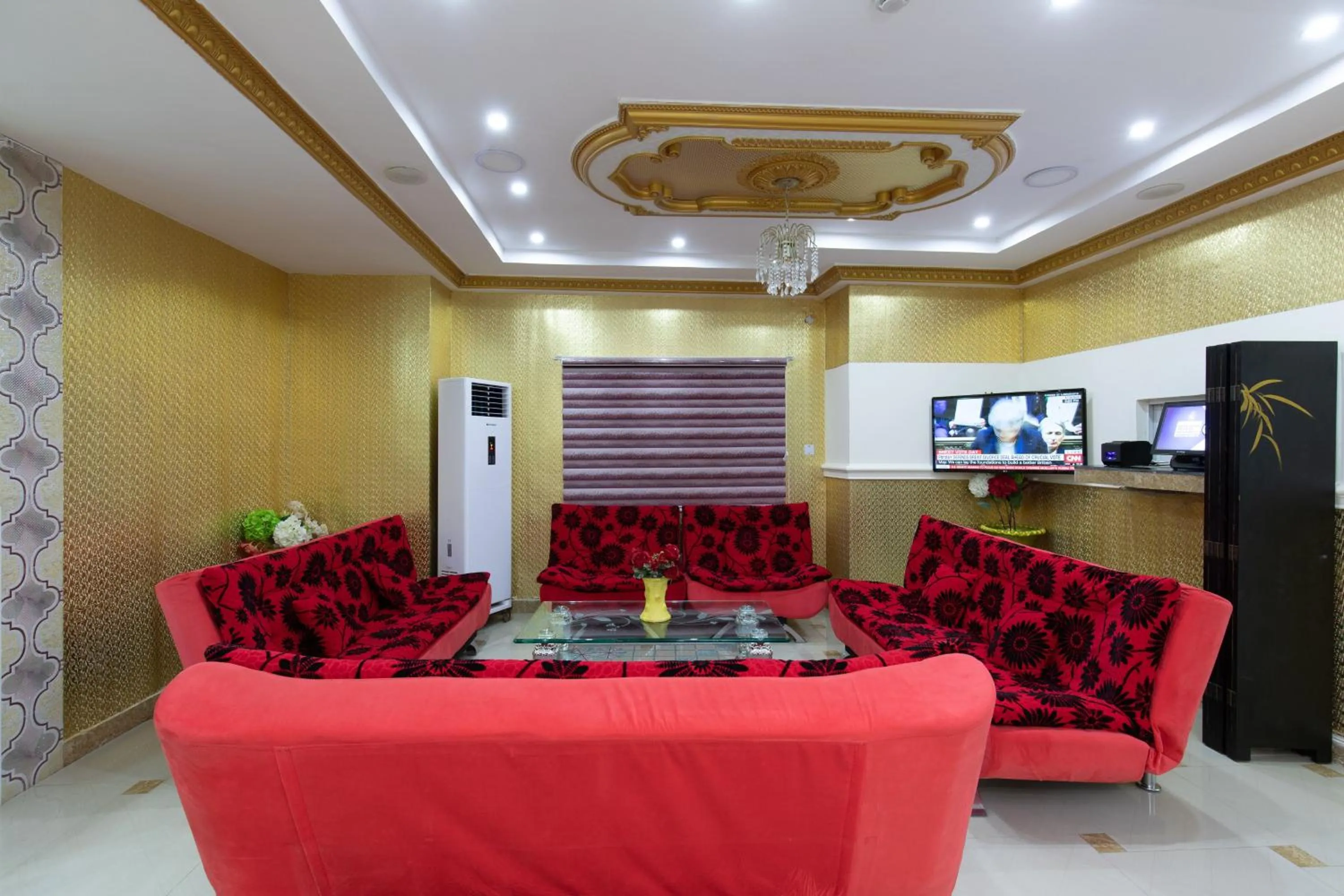 Seating area in Amazing Grace Hotel & Suites