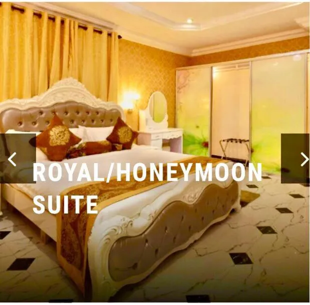 Bed in Amazing Grace Hotel & Suites