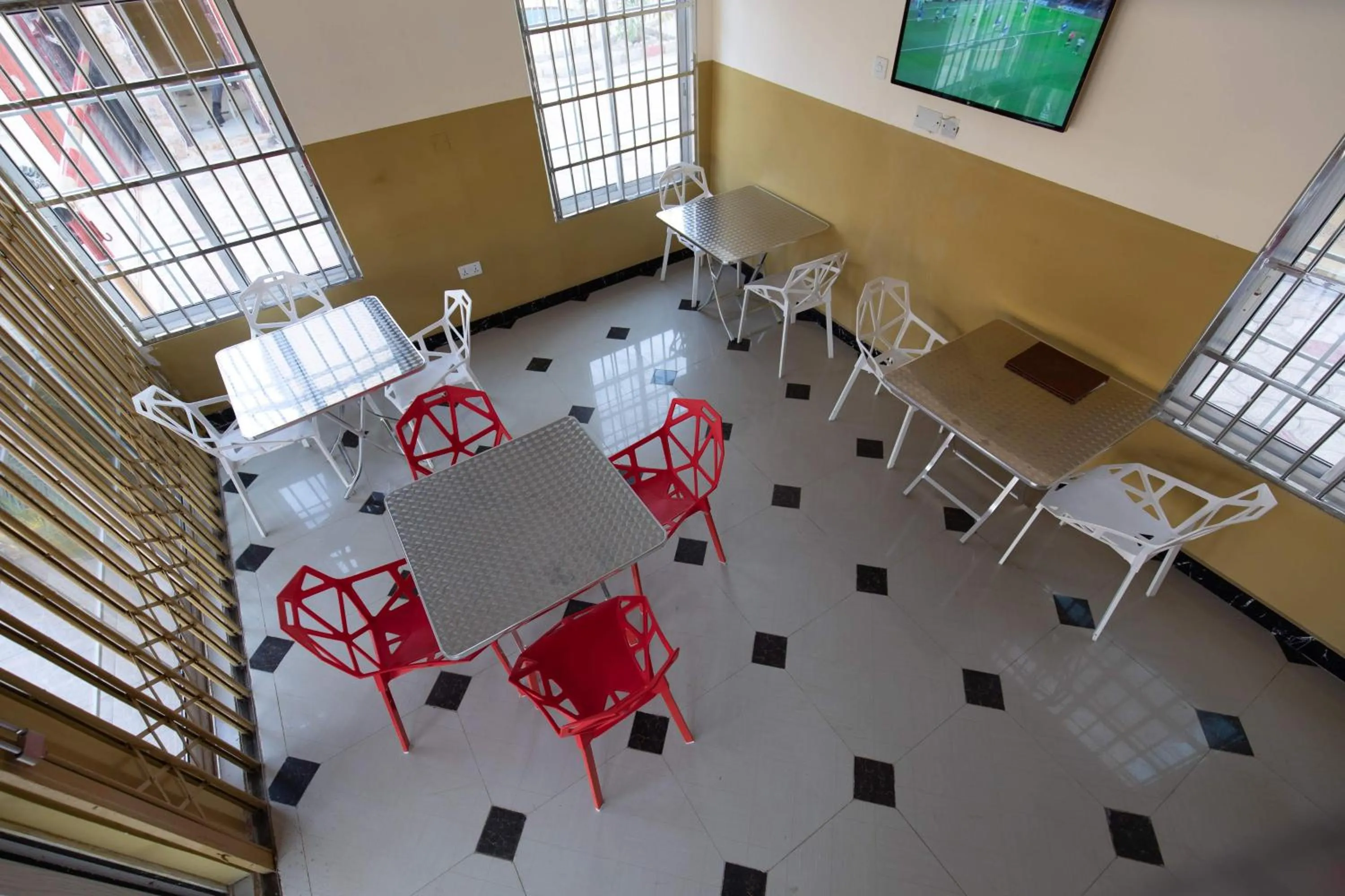 Restaurant/places to eat in Amazing Grace Hotel & Suites