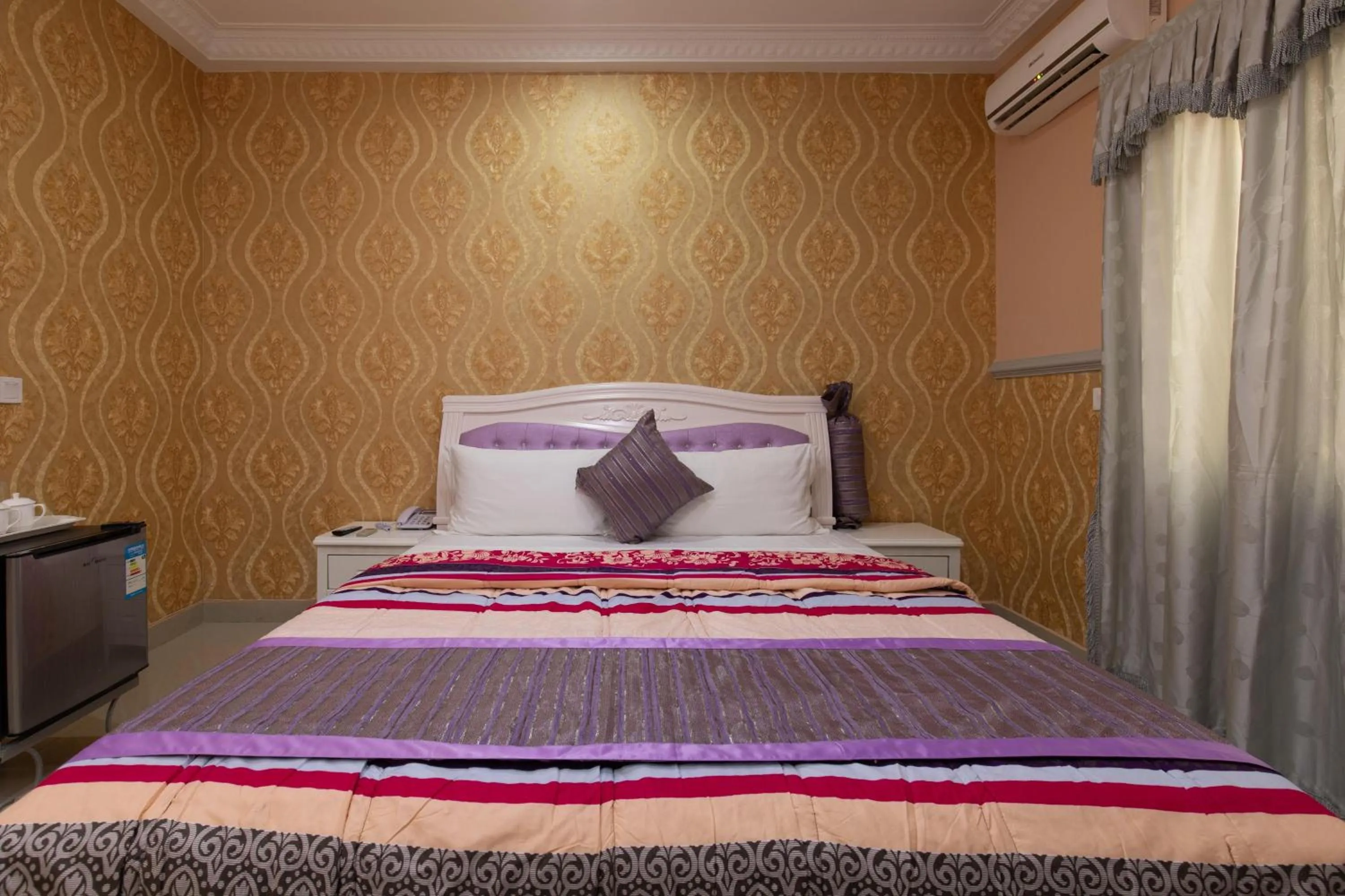 Bed in Amazing Grace Hotel & Suites