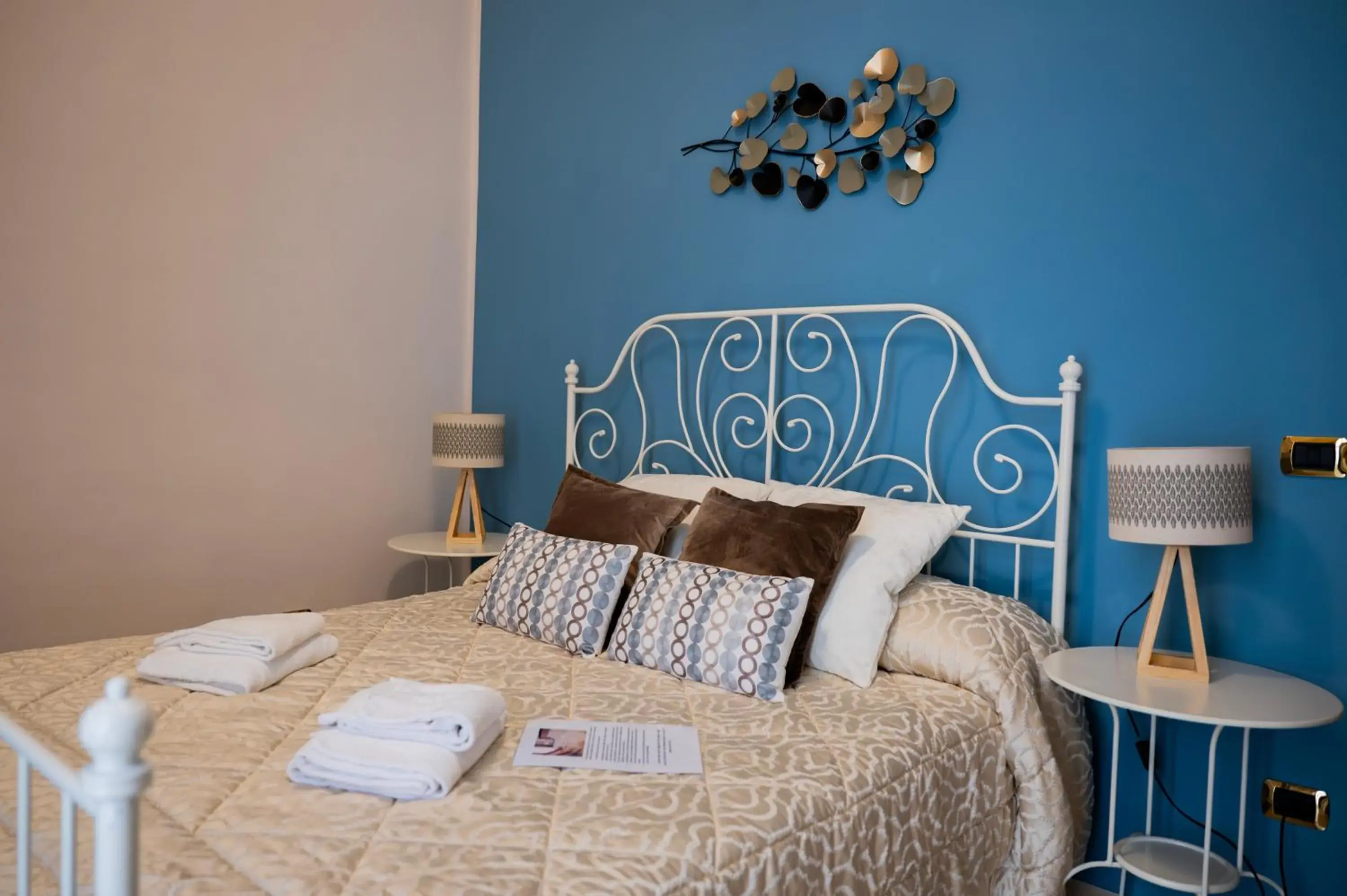 Queen Room with Shared Bathroom - single occupancy in B&B ELEGANT LENA Queen Room with Shared Bathroom - single occupancy in B&B ELEGANT LENA
