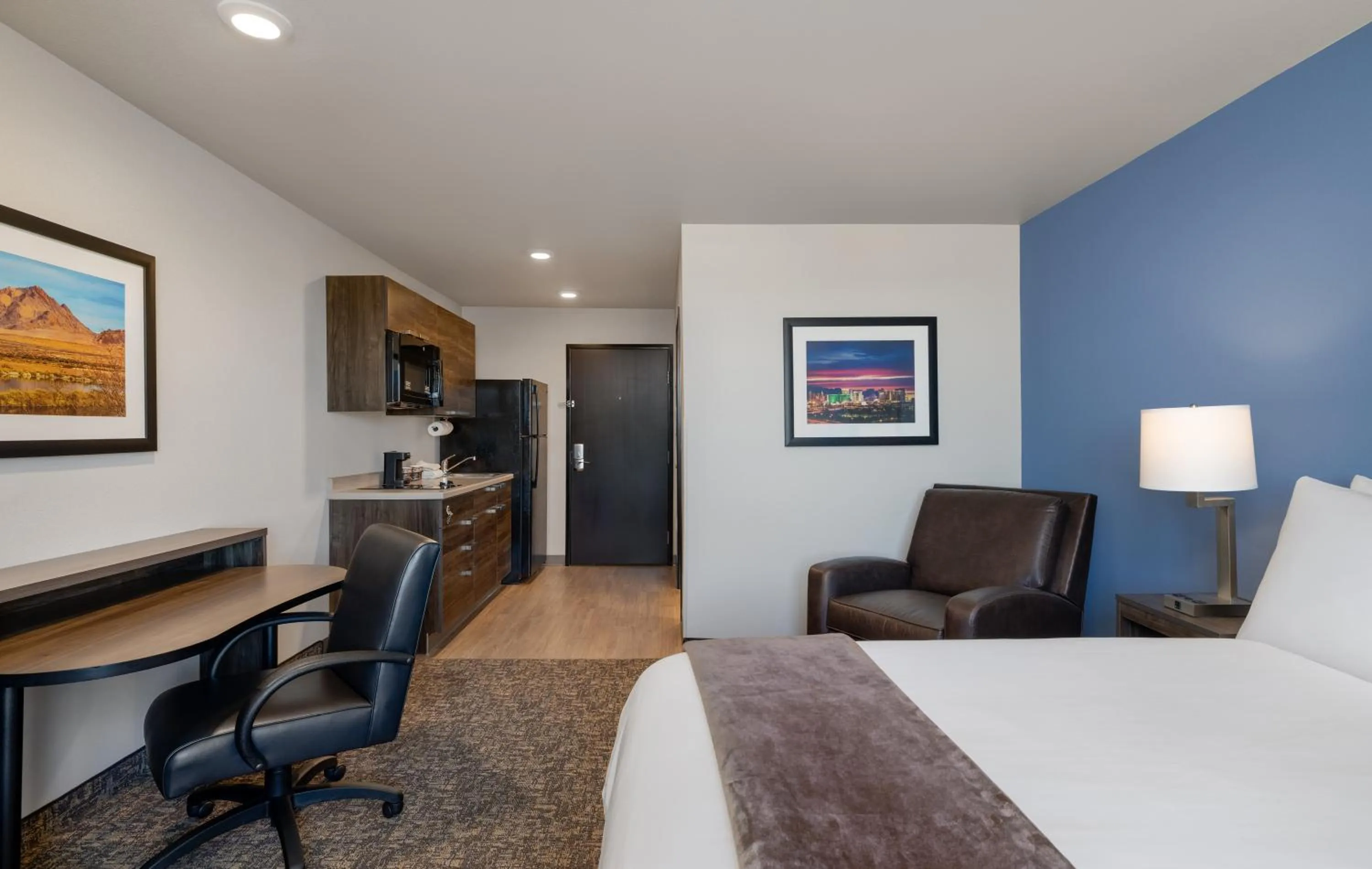 Bed in My Place Hotel-Wenatchee, WA