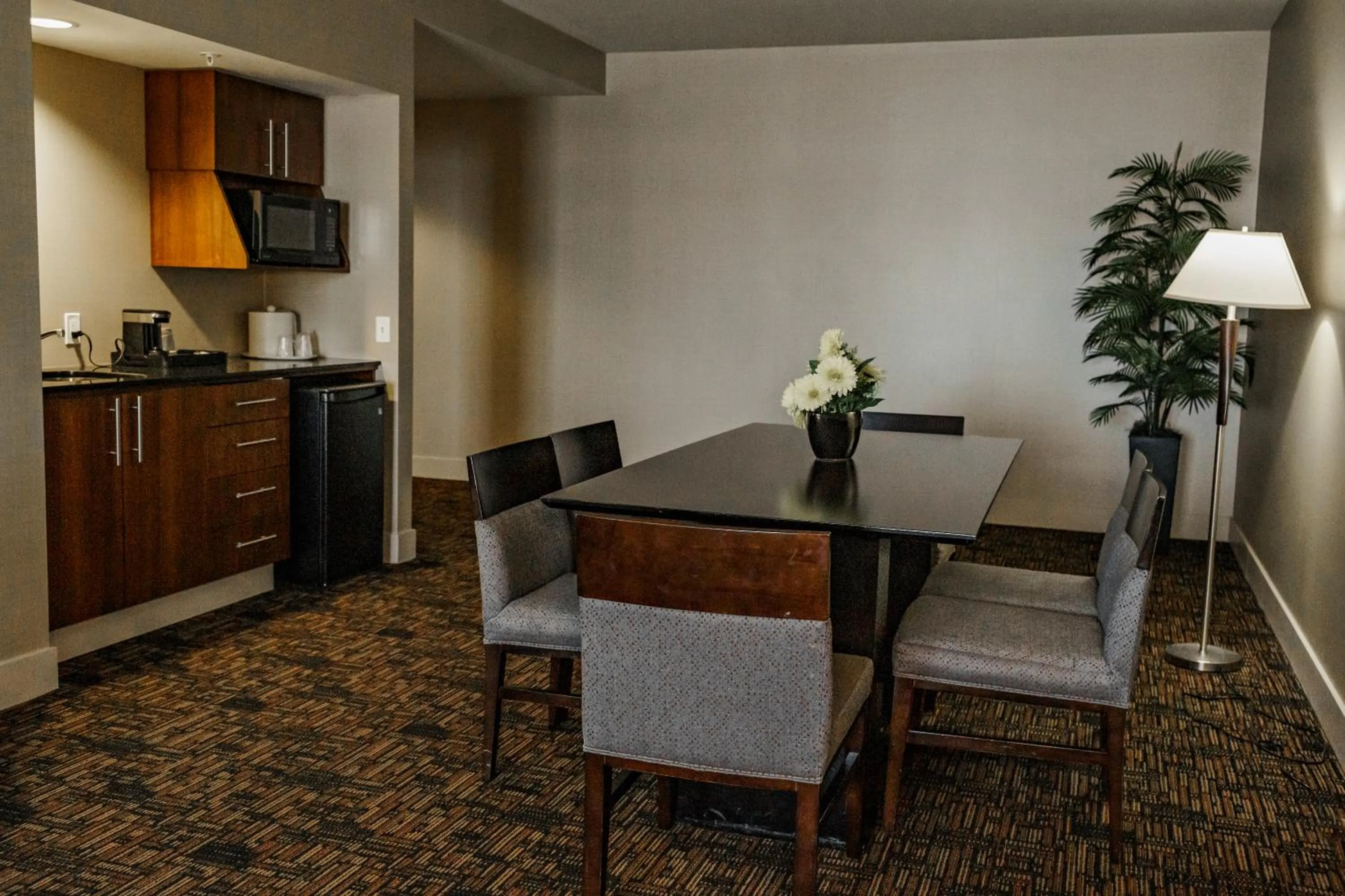 Kitchen or kitchenette in Radisson Hotel Edmonton Airport