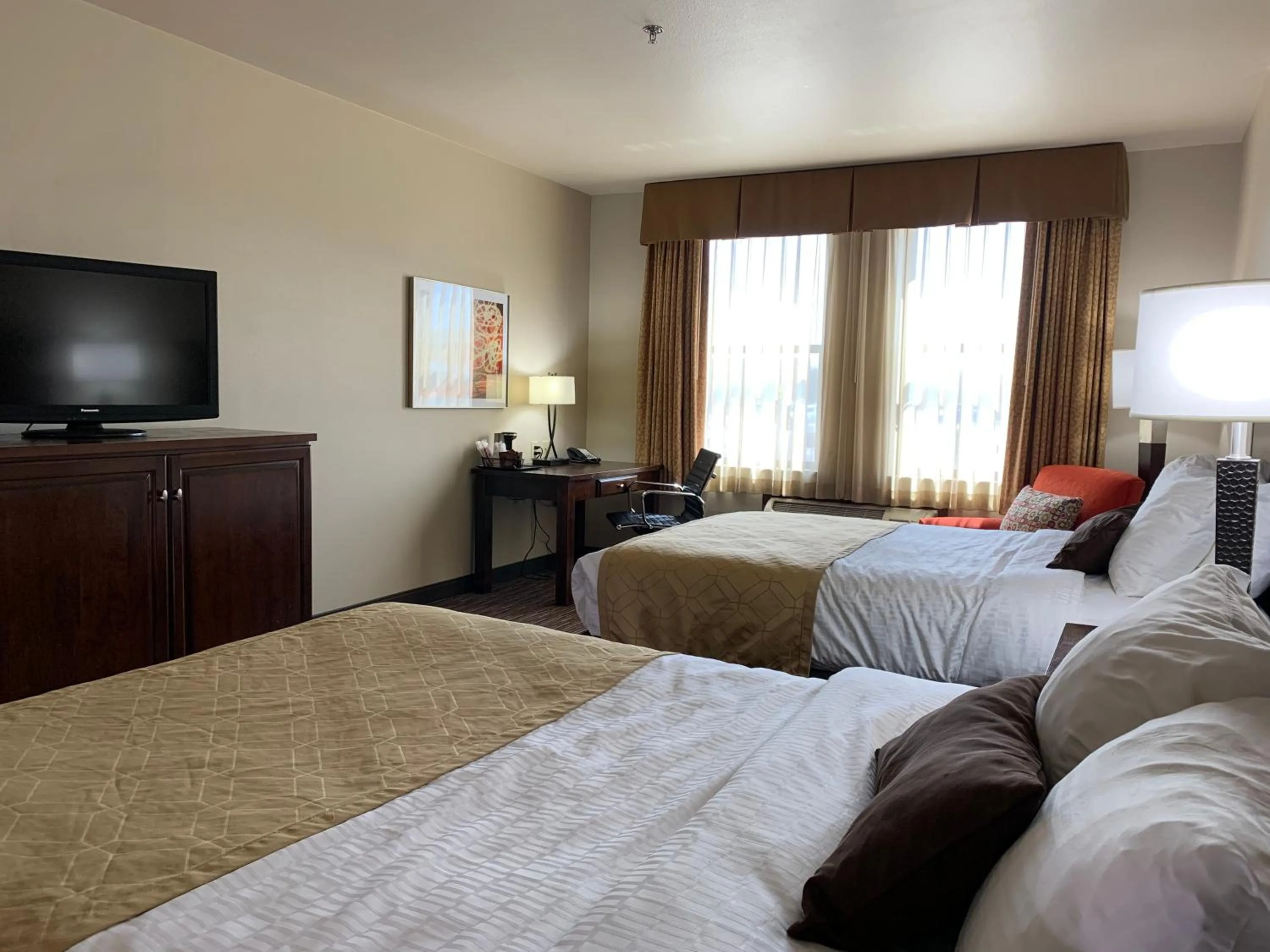 Bed in Radisson Hotel River Falls