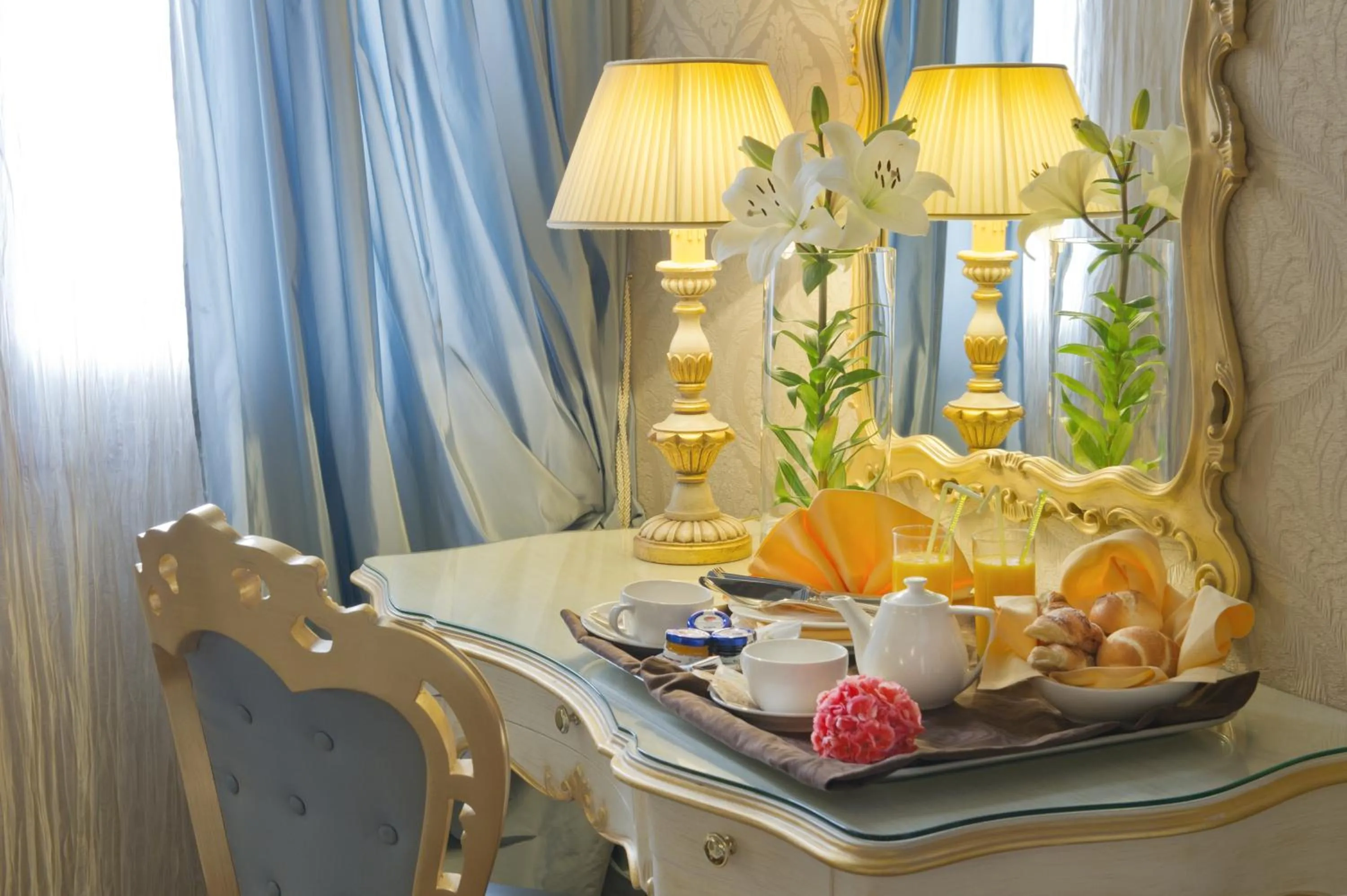 Seating area in Savoia & Jolanda