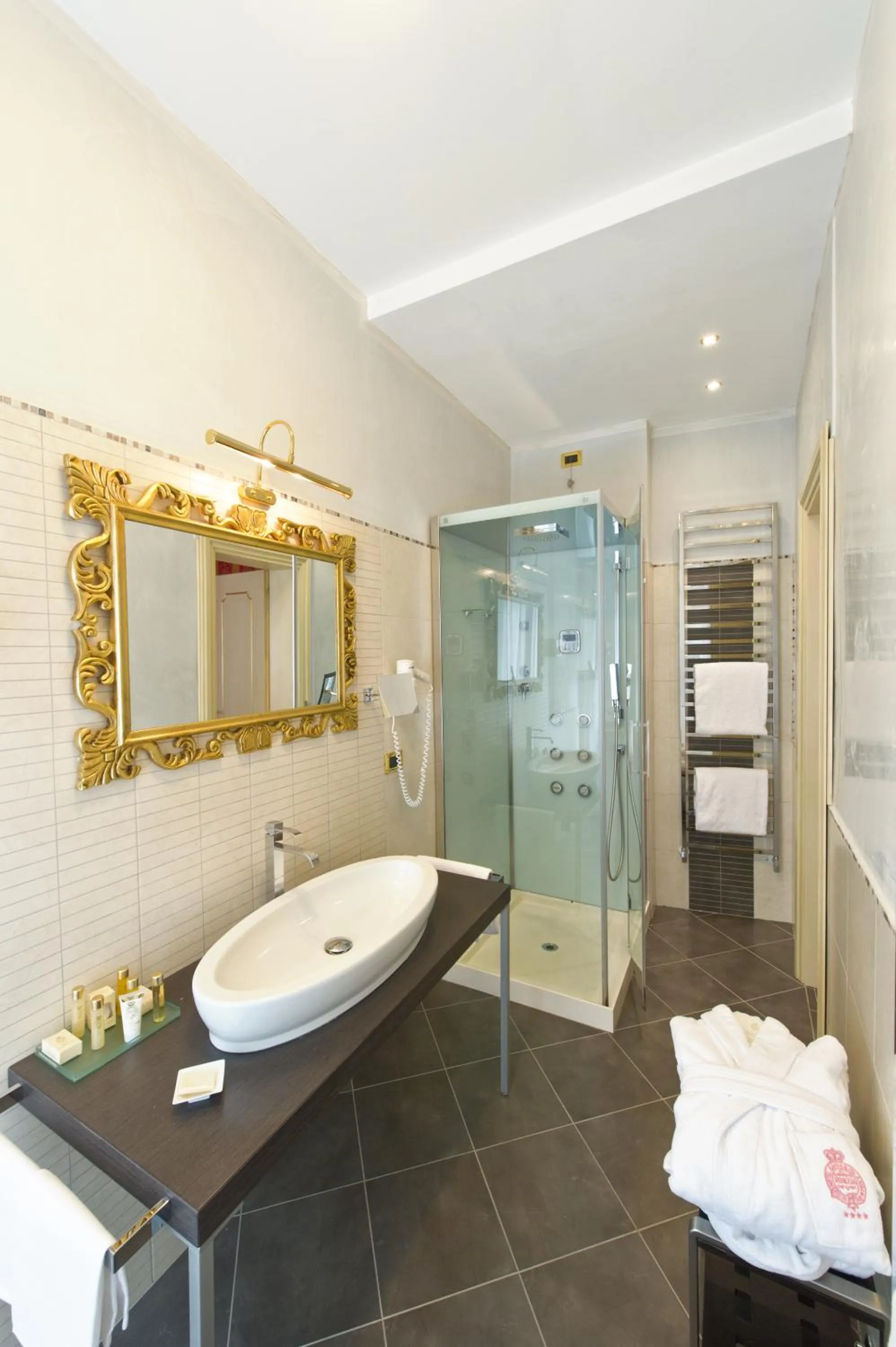 Shower in Savoia & Jolanda