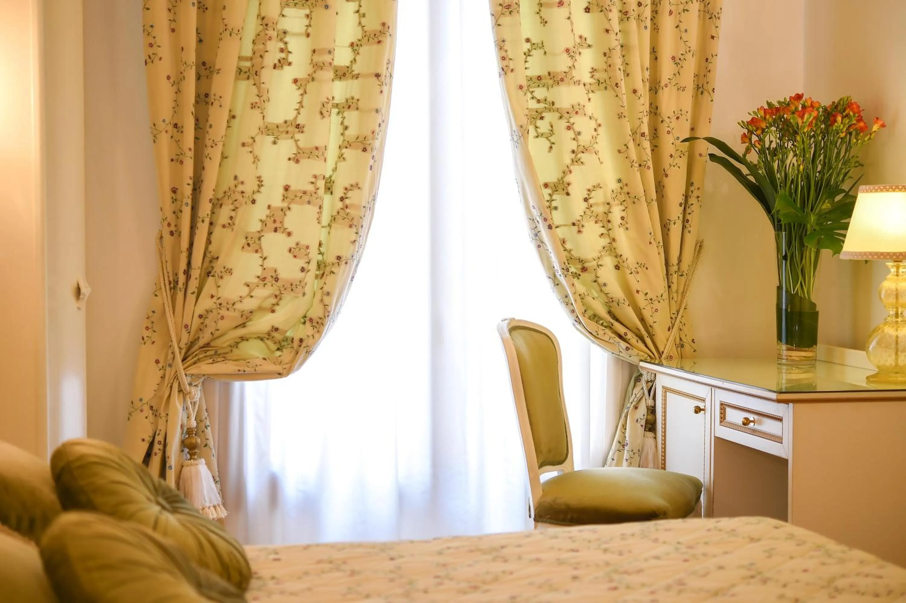 Seating area in Savoia & Jolanda