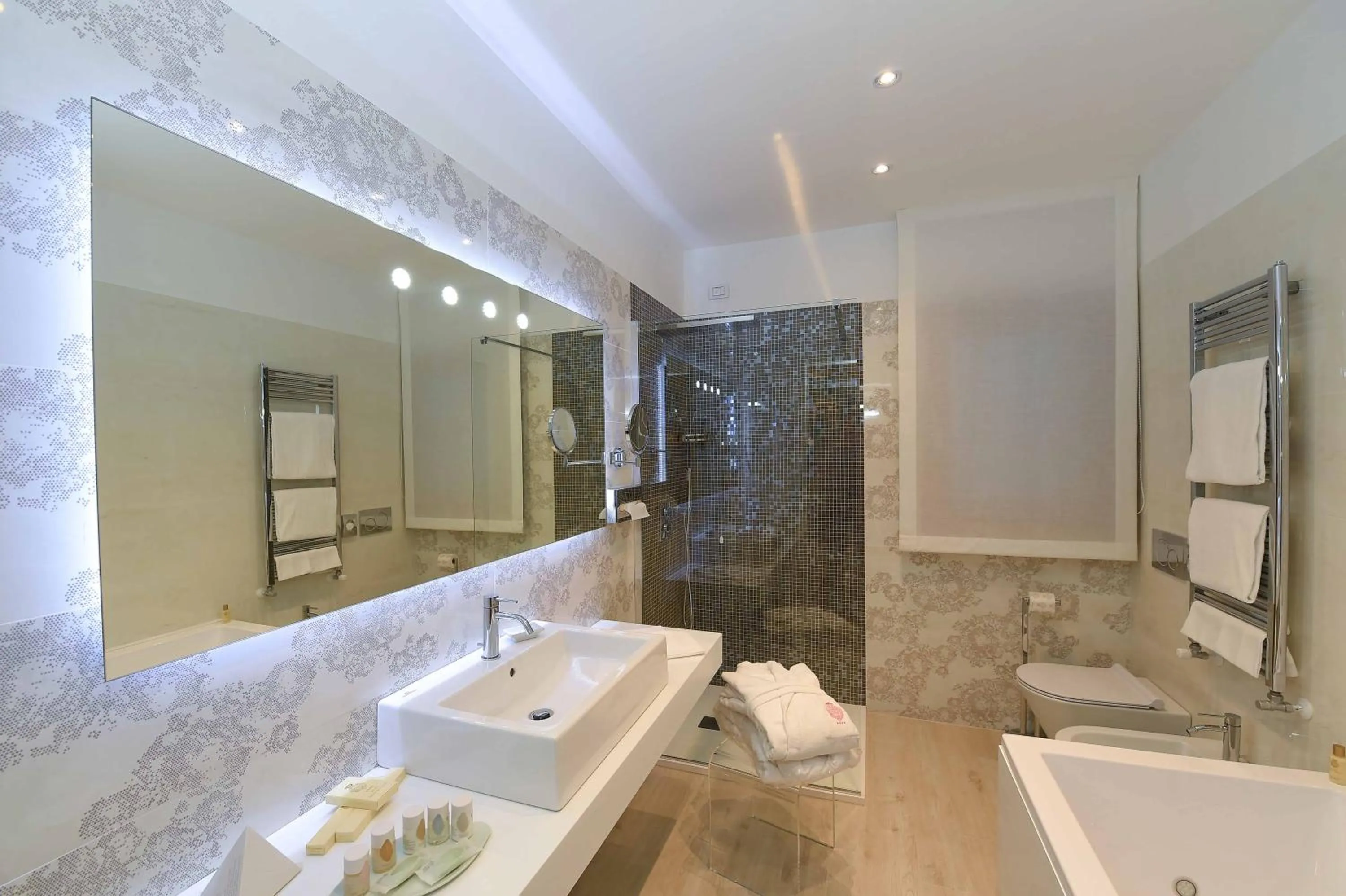 Shower in Savoia & Jolanda