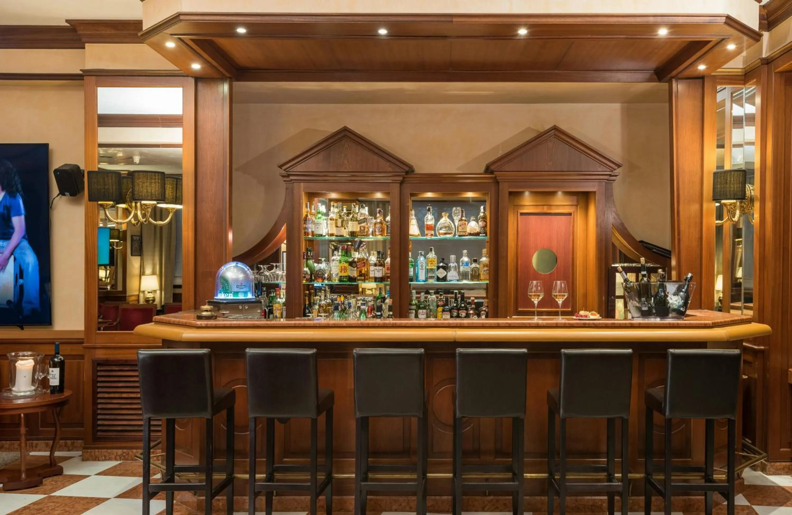 Lounge or bar in Leonardo Hotel Milan City Center