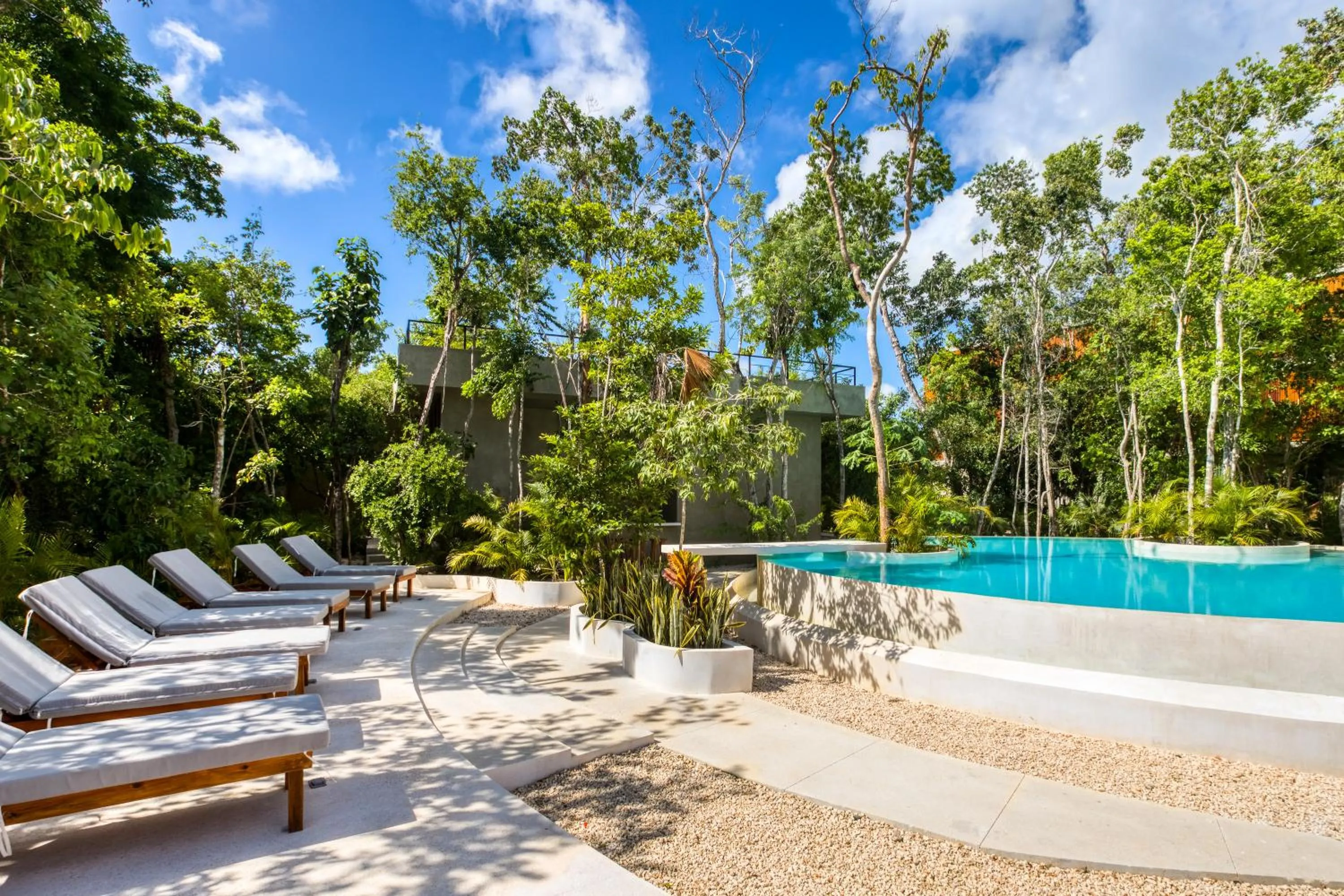 Swimming pool in Seremonia Studios by Soyrumi
