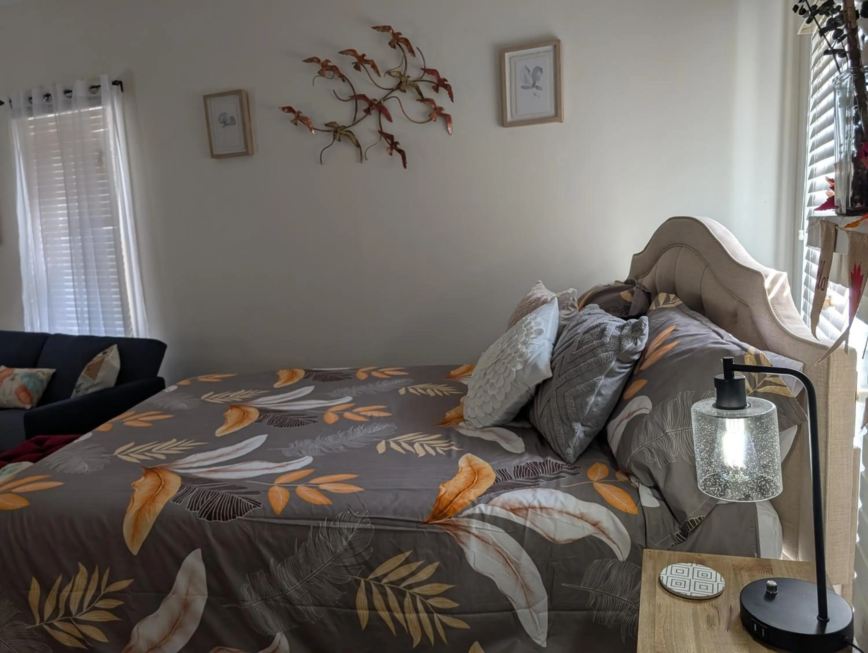 Bed in Cozy, Cute, Private Ozark Suite 5 Mins to Hospital