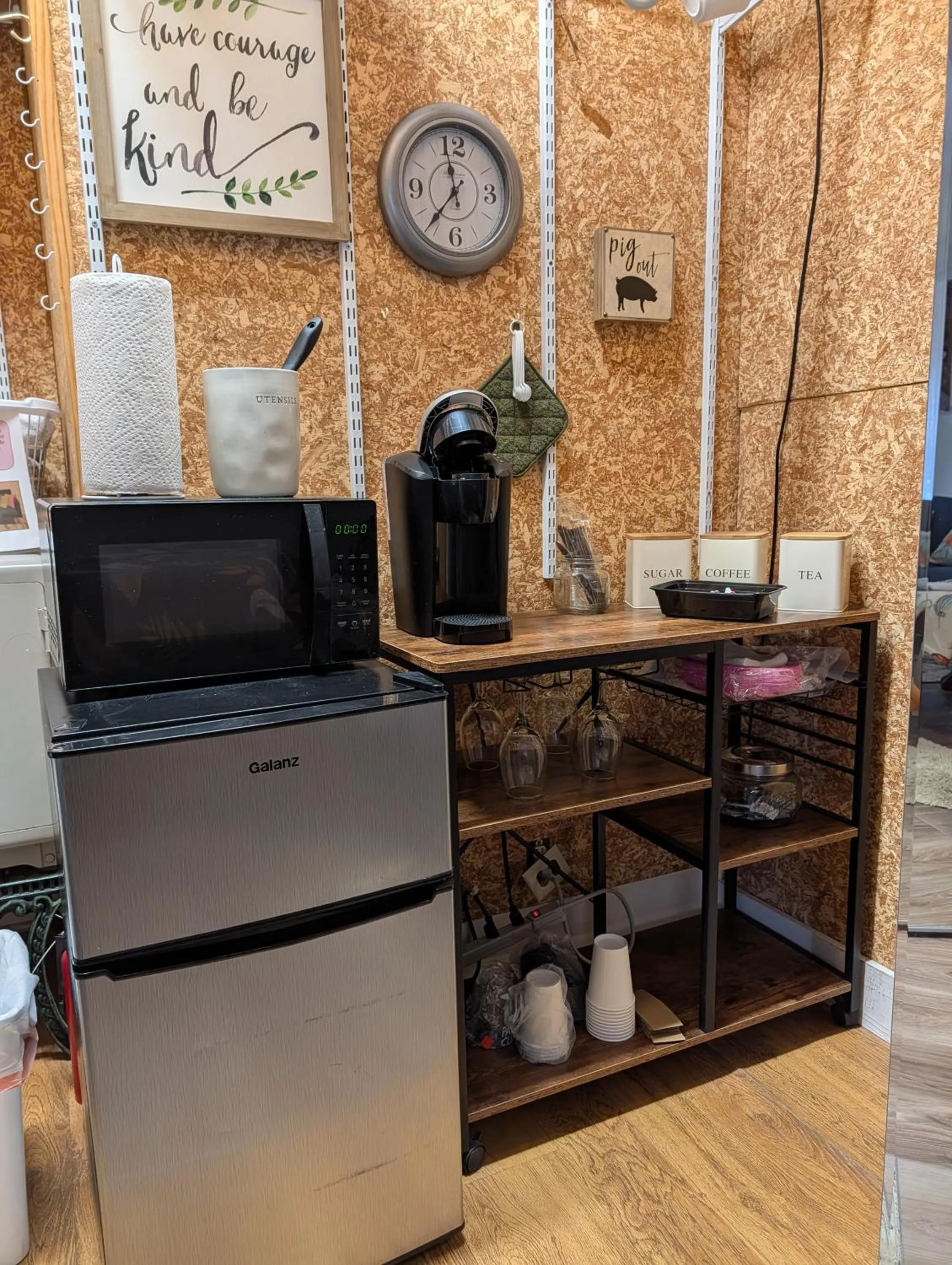 Coffee/tea facilities in Cozy, Cute, Private Ozark Suite 5 Mins to Hospital