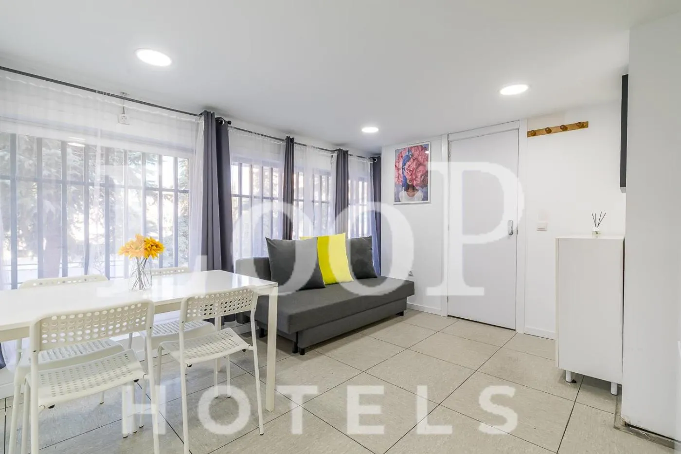 Living room in LooP America