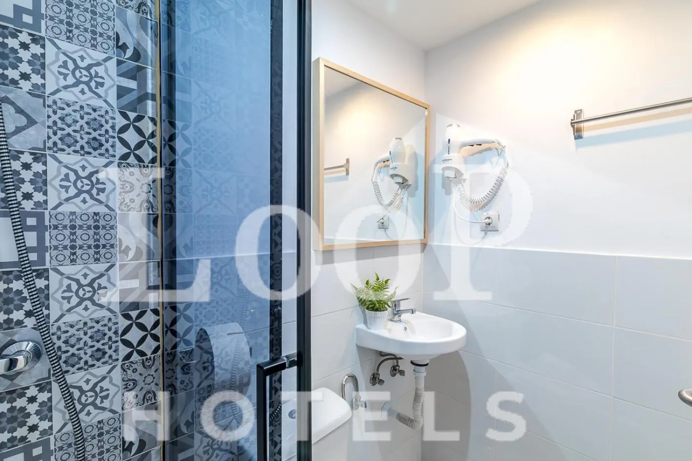 Shower in LooP America