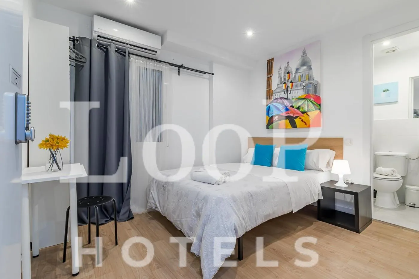 Toilet, Bed in LooP America