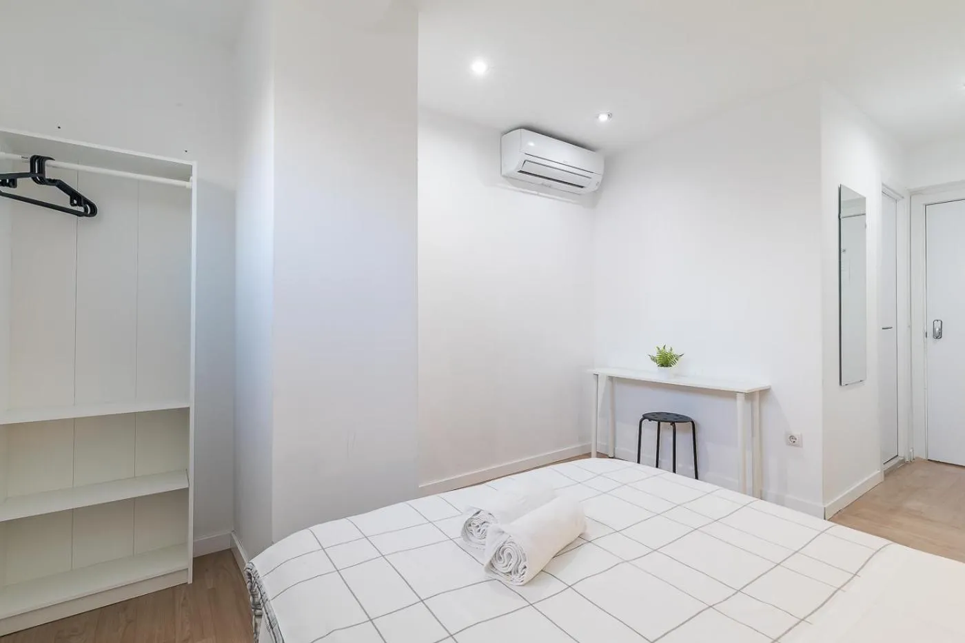 air conditioner, Bed in LooP America