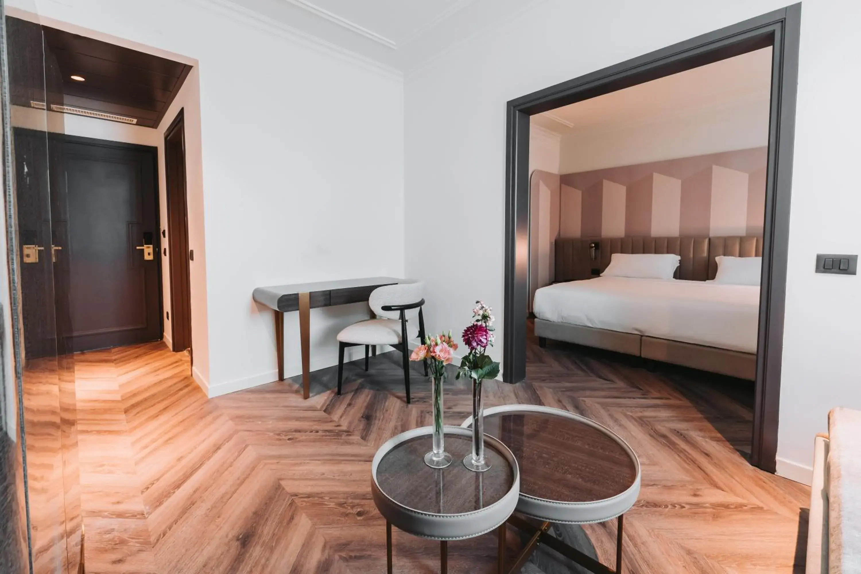 Pool view, Bed in Royal Garden Assago Milano Pool view, Bed in Royal Garden Assago Milano