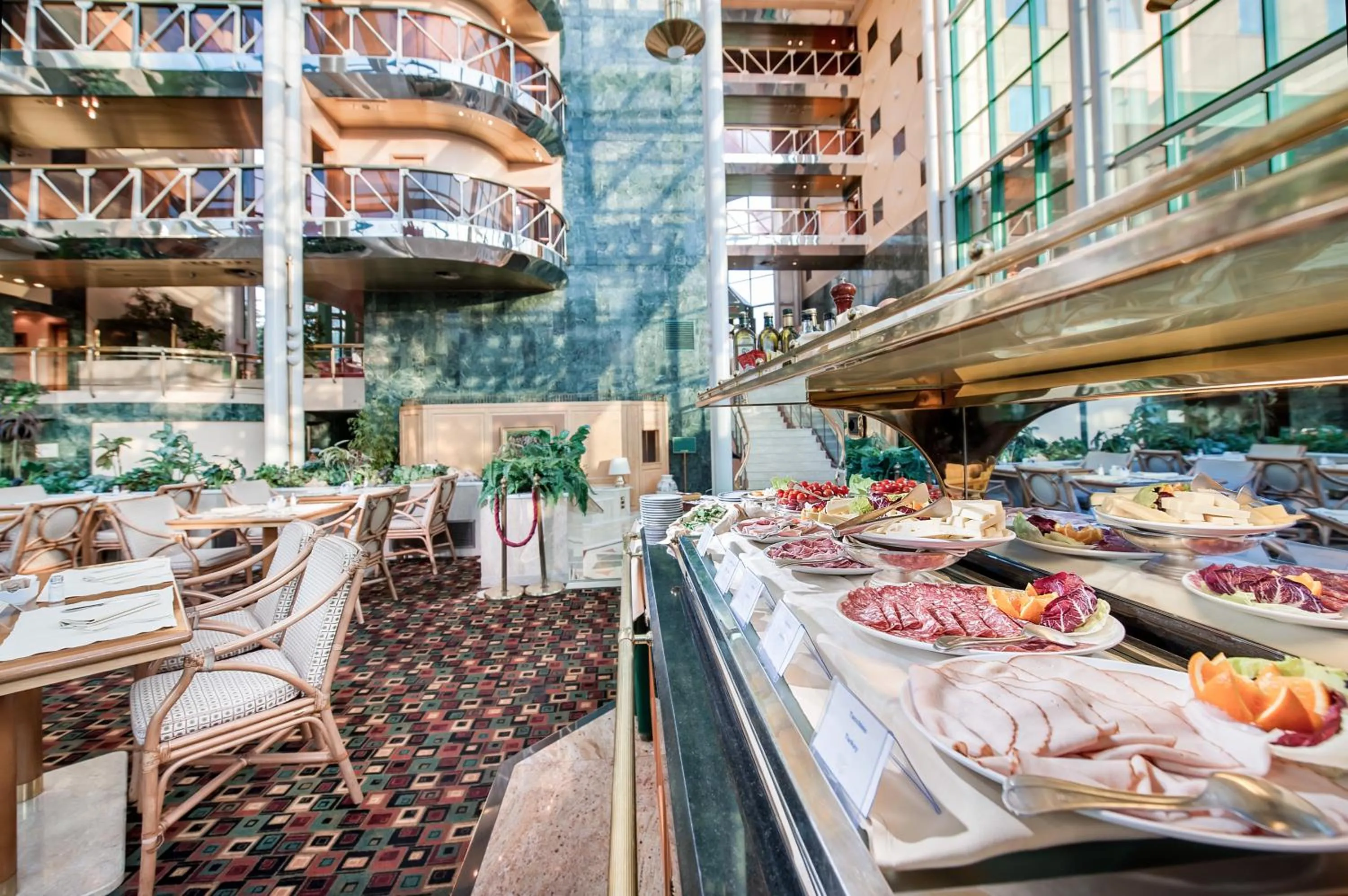 Restaurant/places to eat in Royal Garden Assago Milano