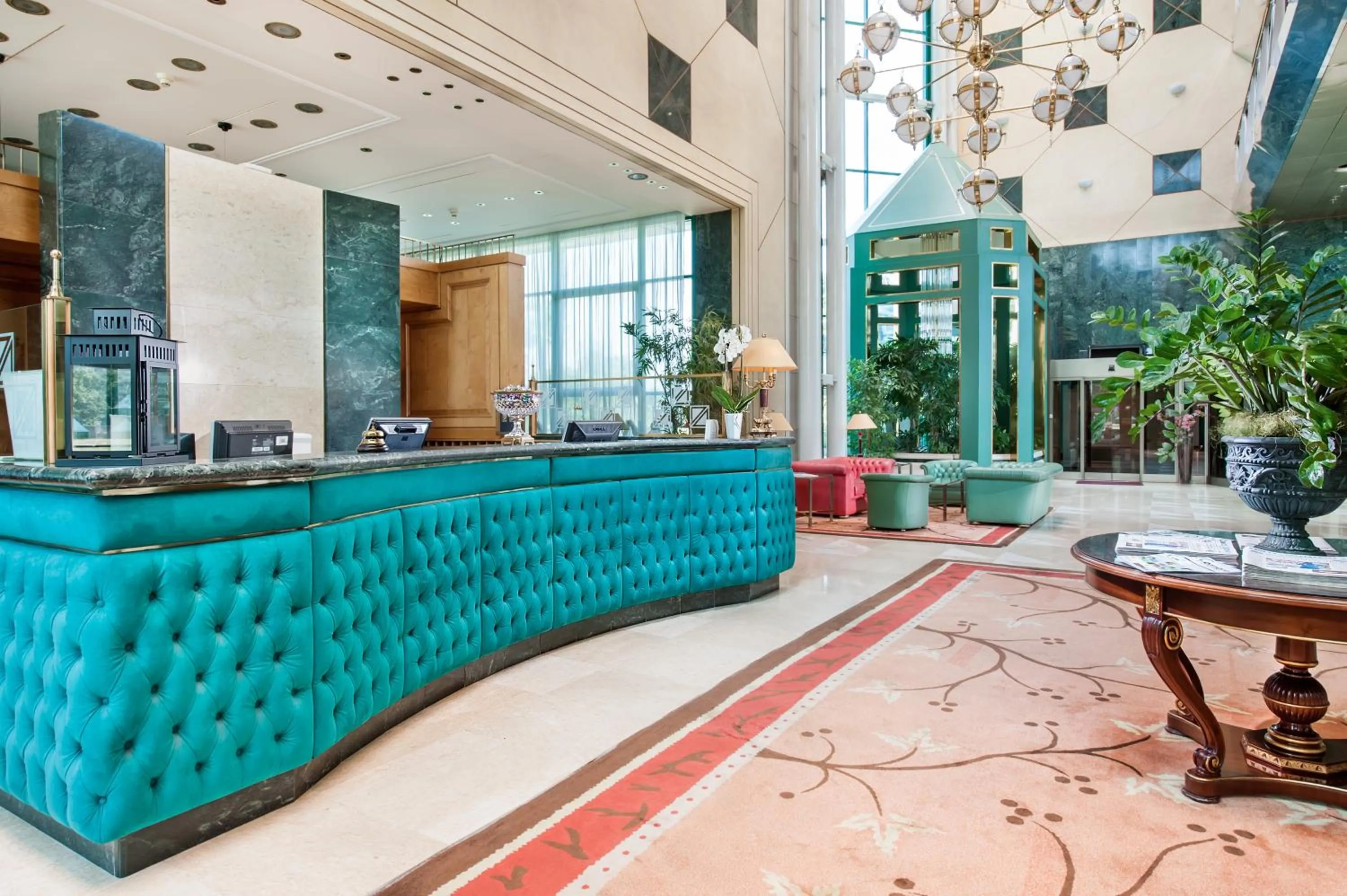 Lobby or reception in Royal Garden Assago Milano