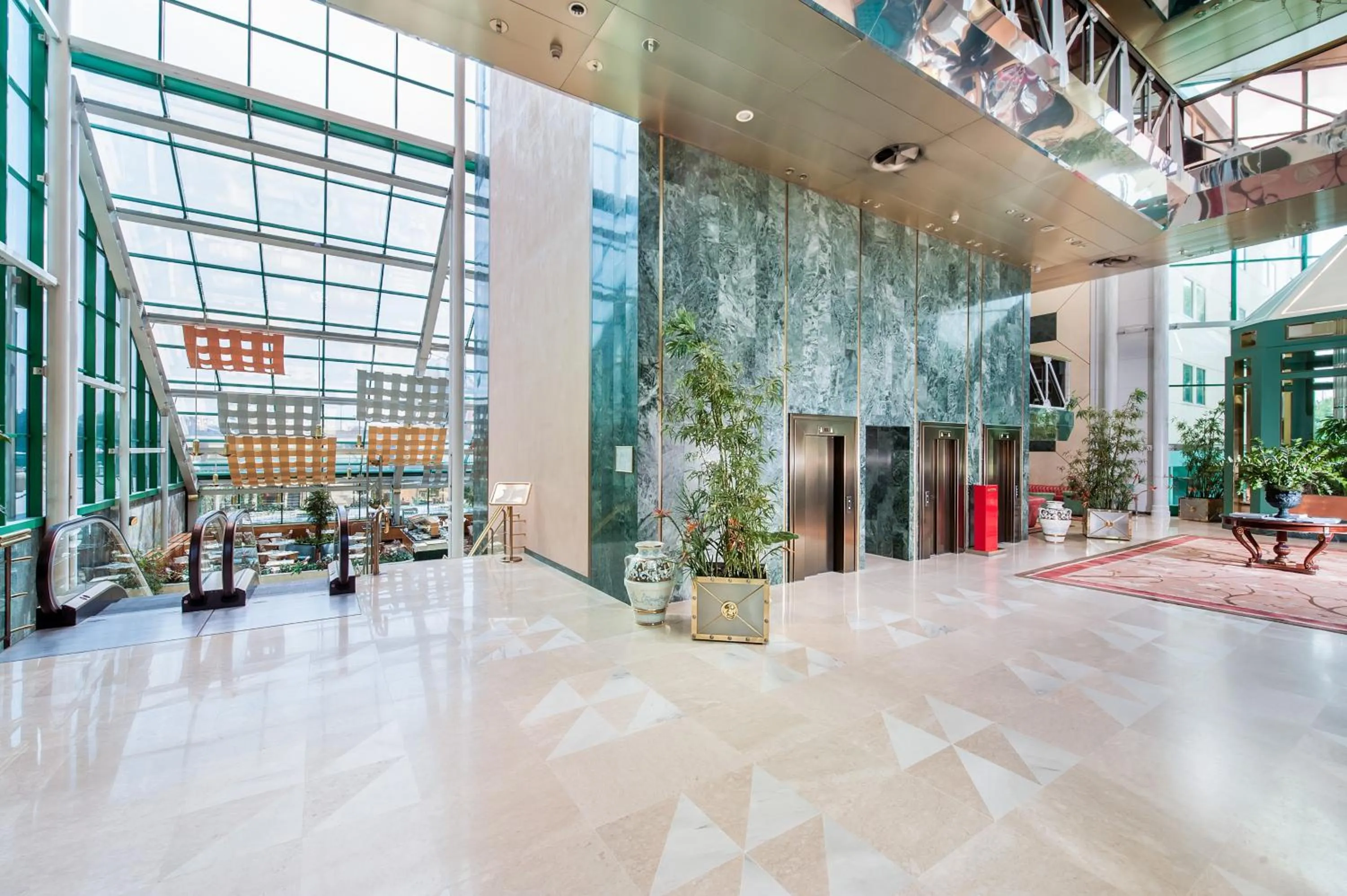 Lobby or reception in Royal Garden Assago Milano