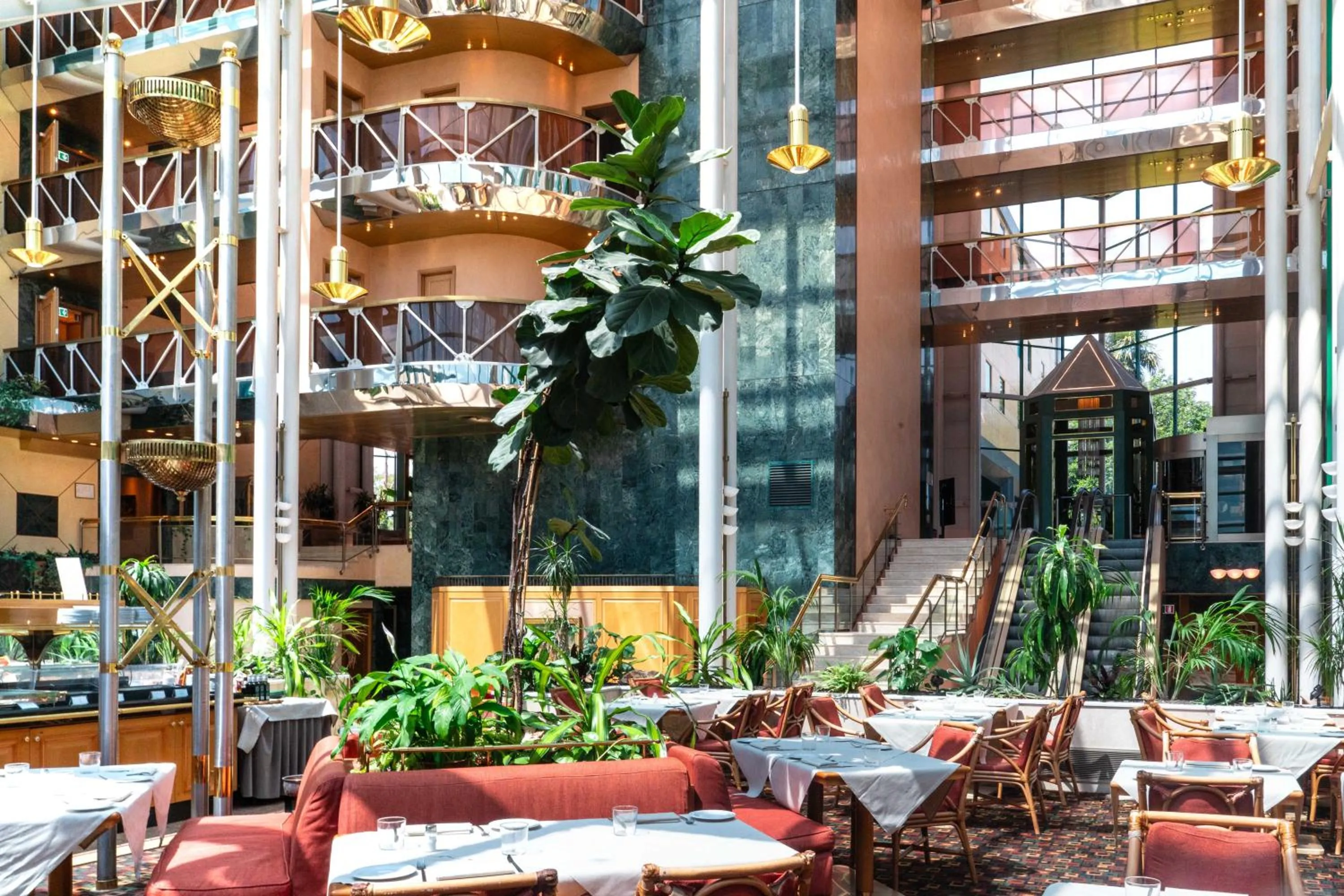 Restaurant/places to eat in Royal Garden Assago Milano